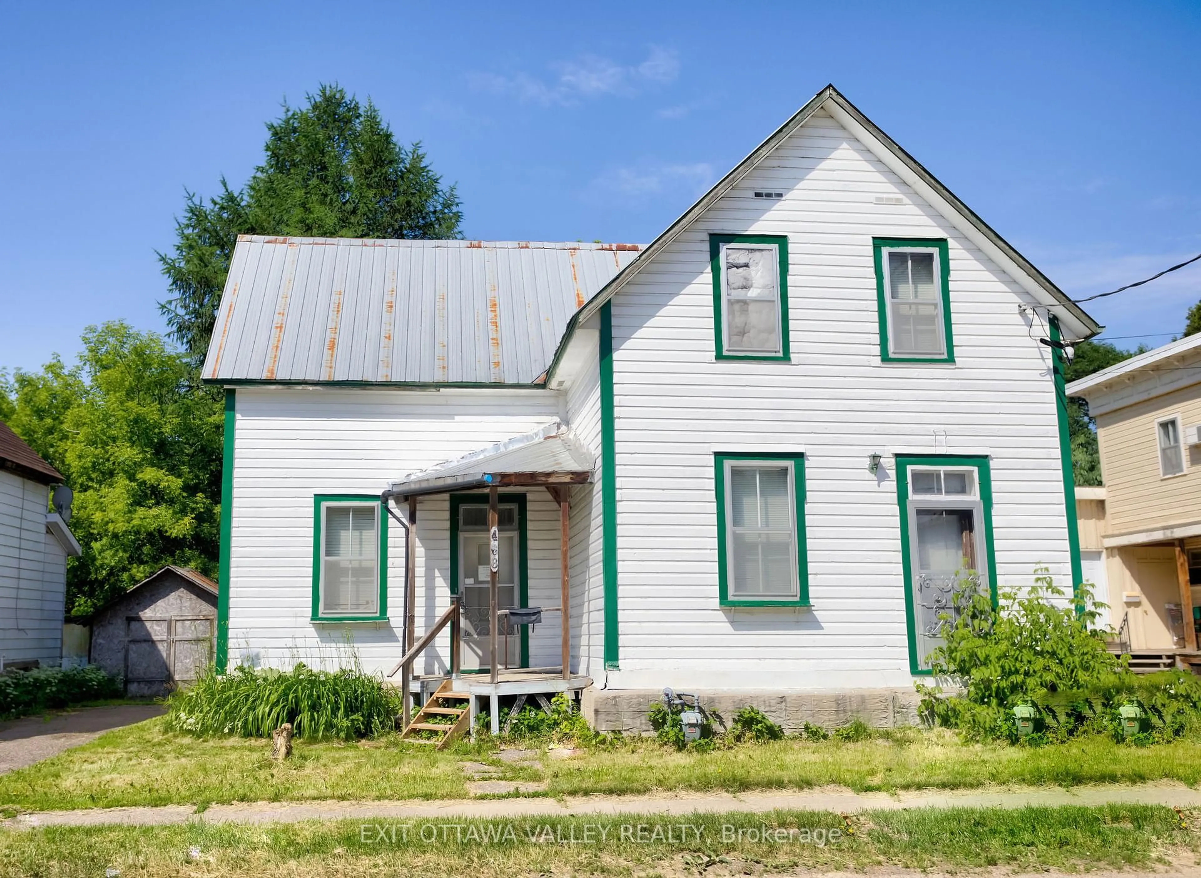 Home with vinyl exterior material, building for 468 Moffat St, Pembroke Ontario K8A 3Y1
