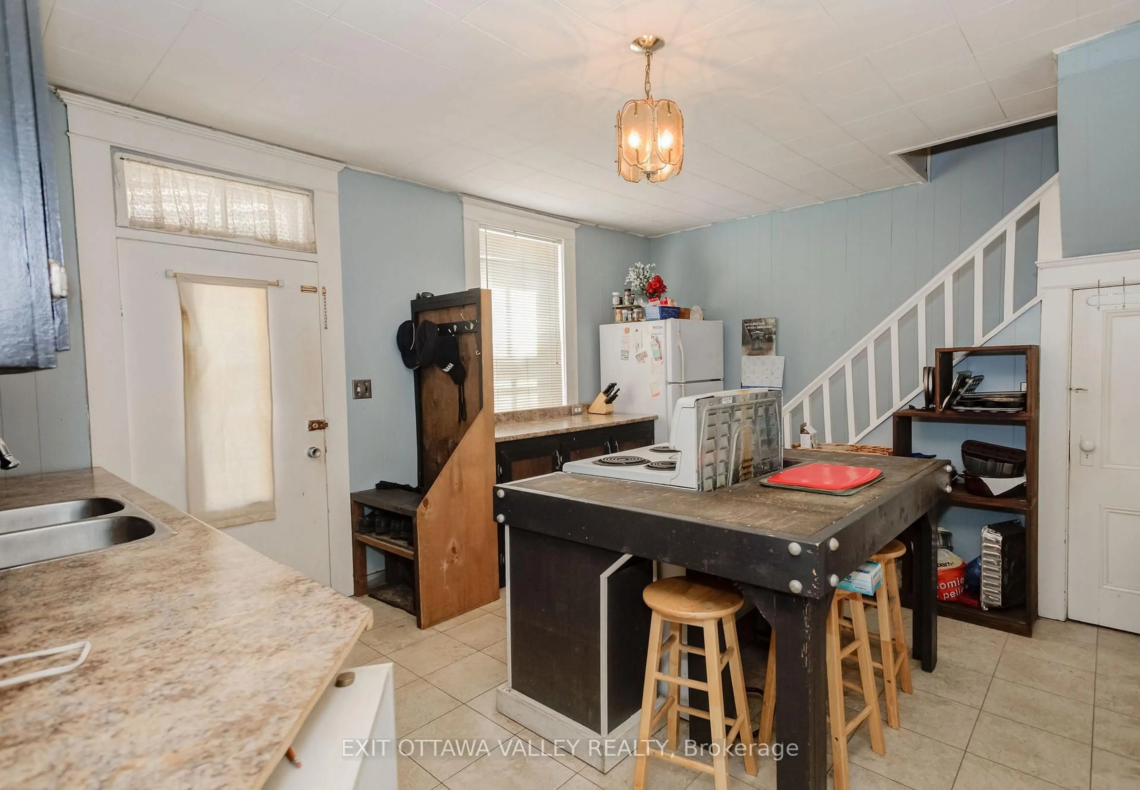 Open concept kitchen, ceramic/tile floor for 468 Moffat St, Pembroke Ontario K8A 3Y1