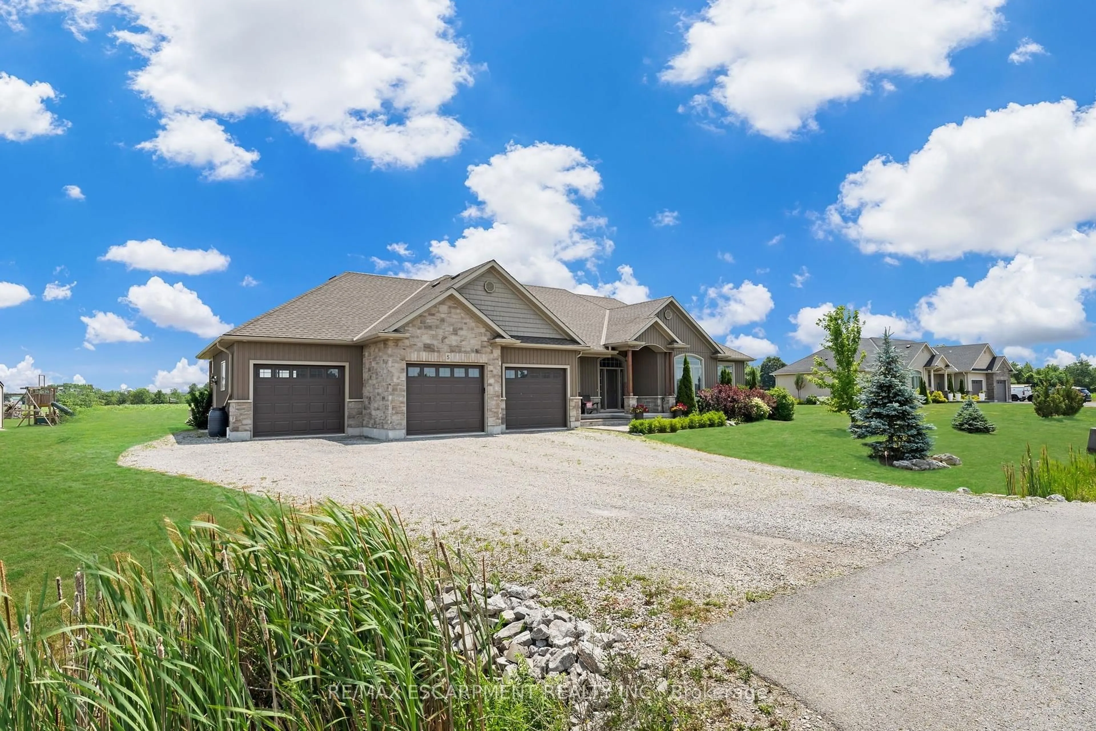 A pic from outside/outdoor area/front of a property/back of a property/a pic from drone, street for 5 SILVERTHORNE Crt, Haldimand Ontario N1A 2W2
