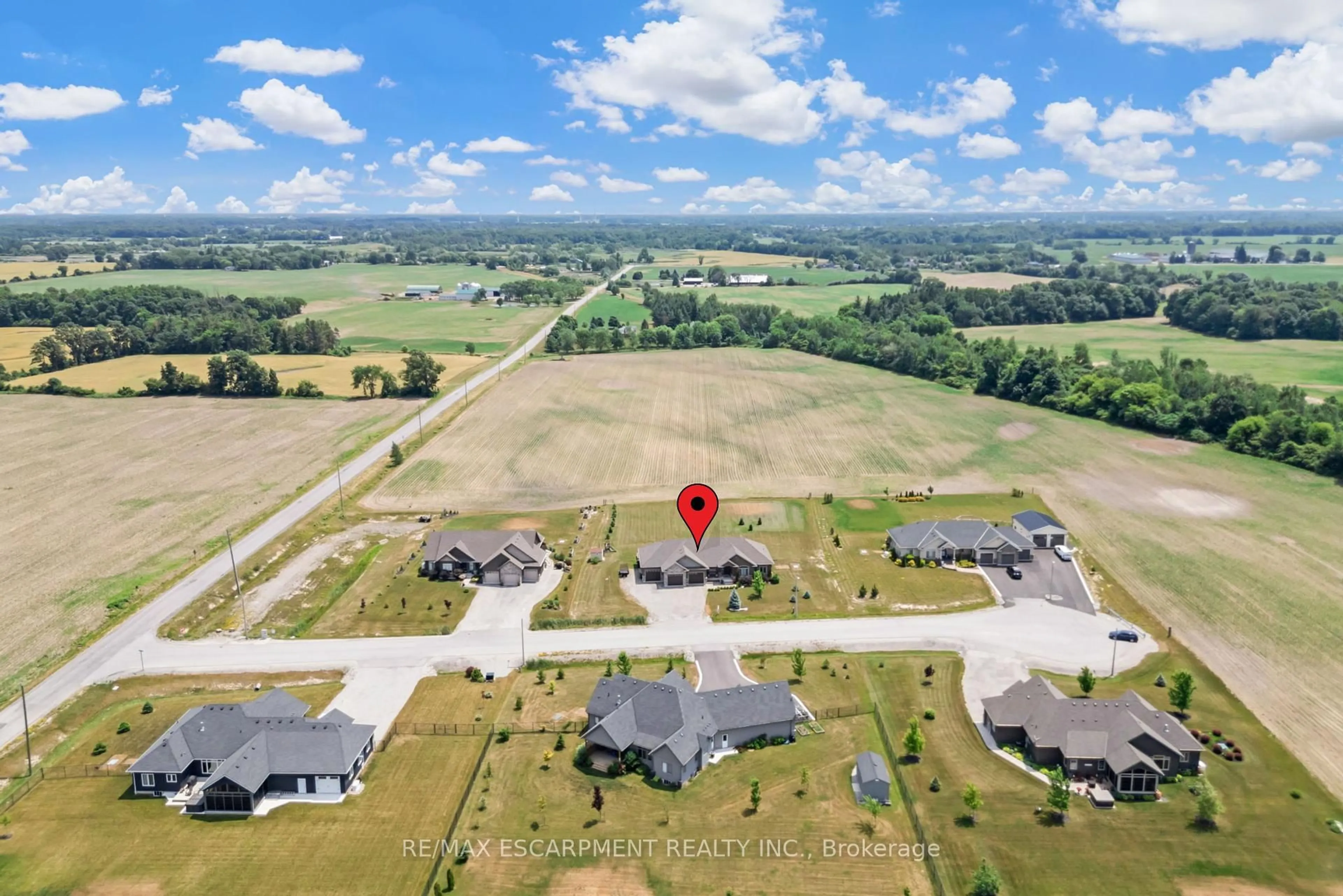 A pic from outside/outdoor area/front of a property/back of a property/a pic from drone, unknown for 5 SILVERTHORNE Crt, Haldimand Ontario N1A 2W2