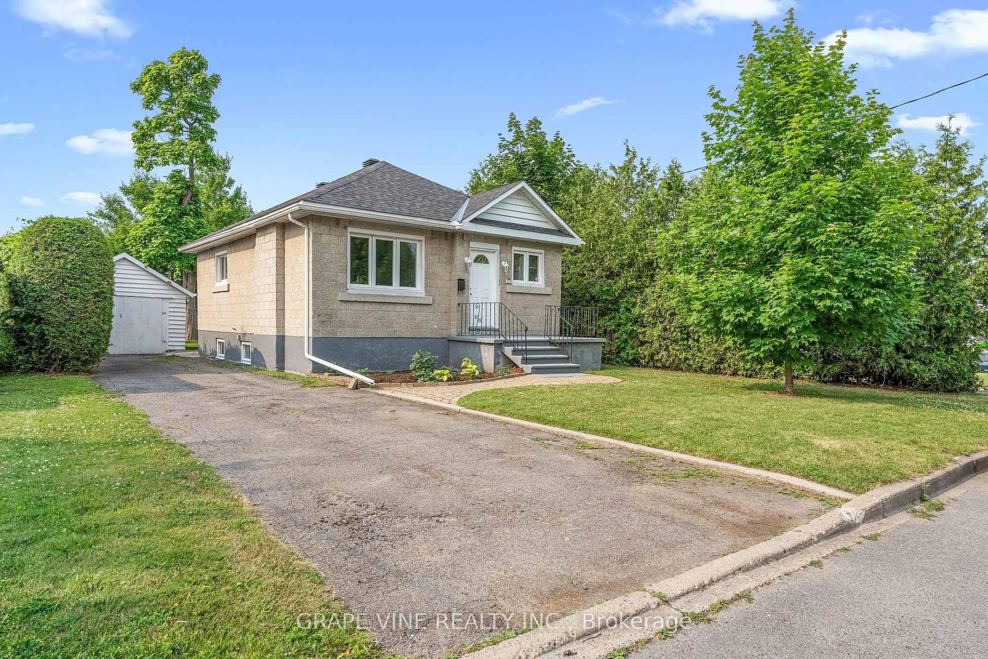 A pic from outside/outdoor area/front of a property/back of a property/a pic from drone, street for 1210 Erie Ave, Ottawa Ontario K1V 6G6