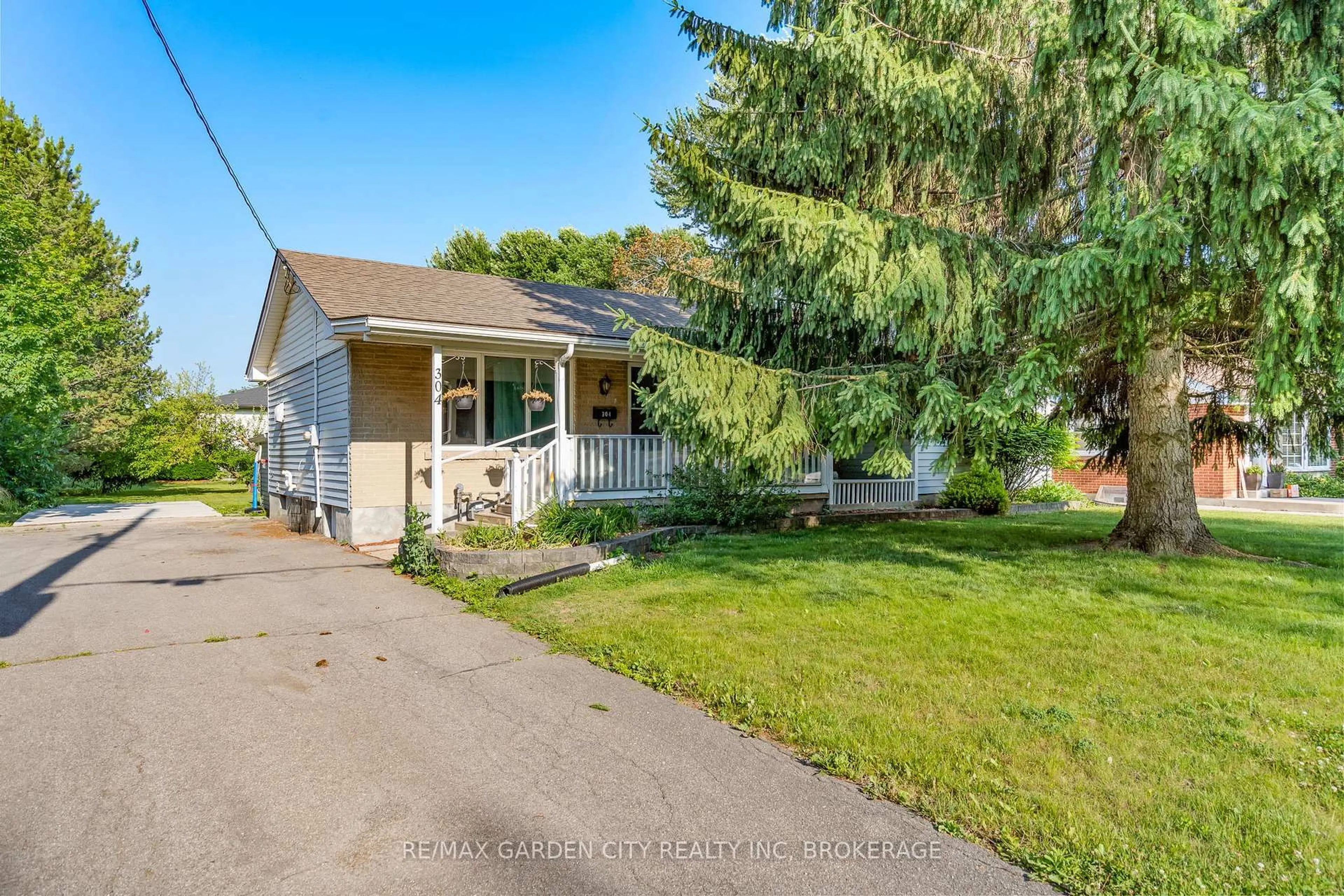 A pic from outside/outdoor area/front of a property/back of a property/a pic from drone, street for 304 FIRST Ave, Welland Ontario L3C 1Y8