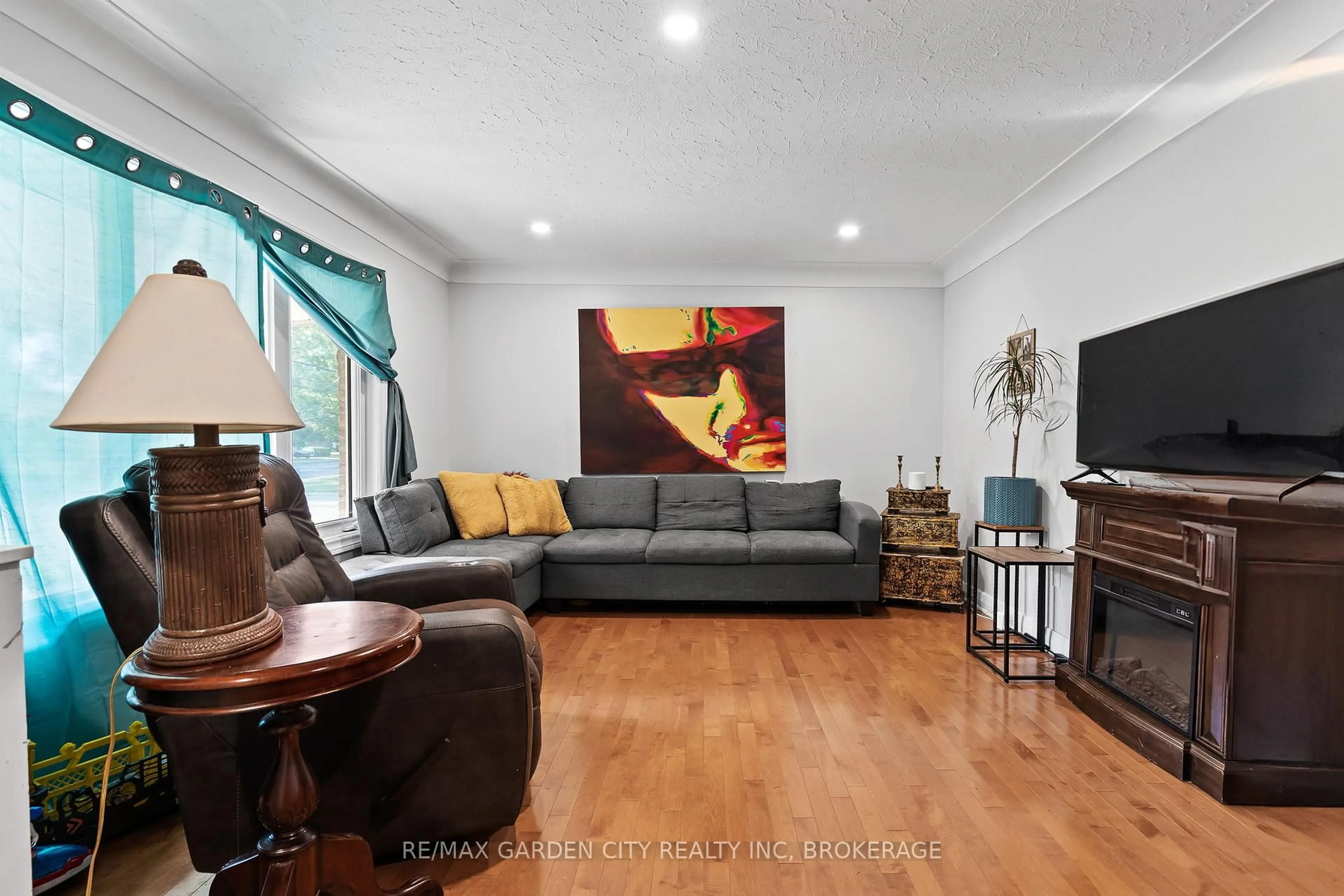 Living room with furniture, unknown for 304 FIRST Ave, Welland Ontario L3C 1Y8