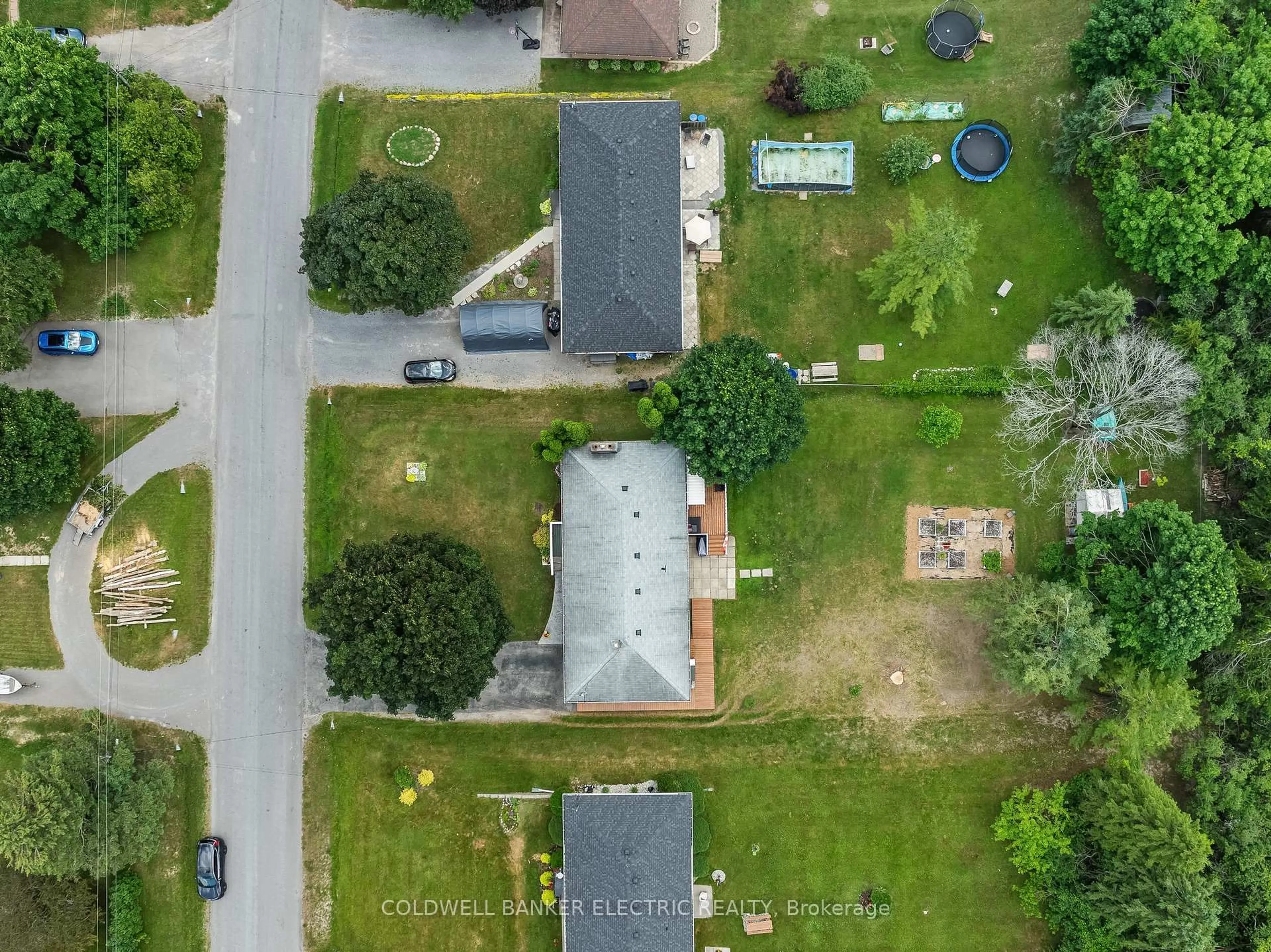 A pic from outside/outdoor area/front of a property/back of a property/a pic from drone, street for 837 Kingsdale Dr, Douro-Dummer Ontario K9L 1B6