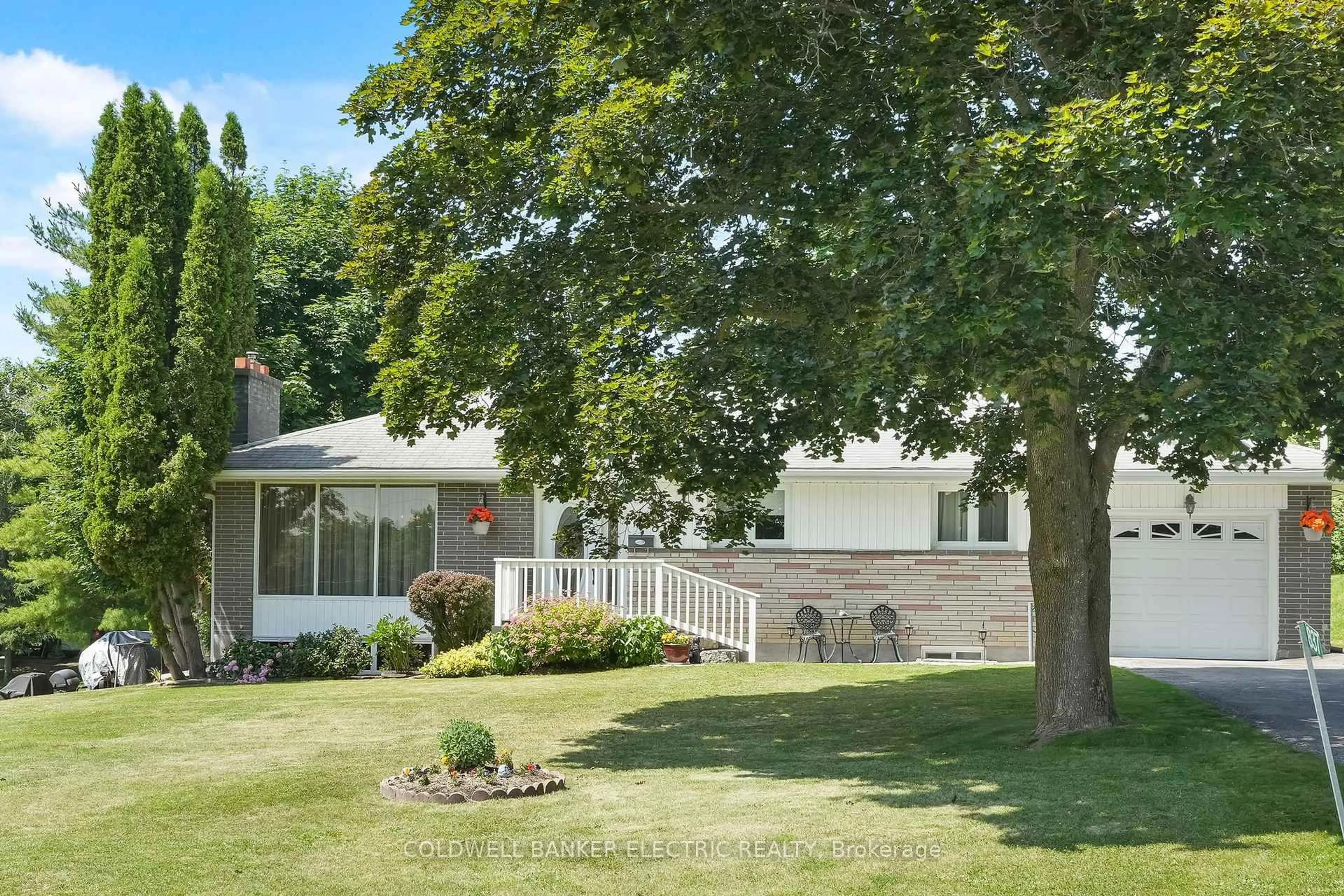 Home with vinyl exterior material, street for 837 Kingsdale Dr, Douro-Dummer Ontario K9L 1B6
