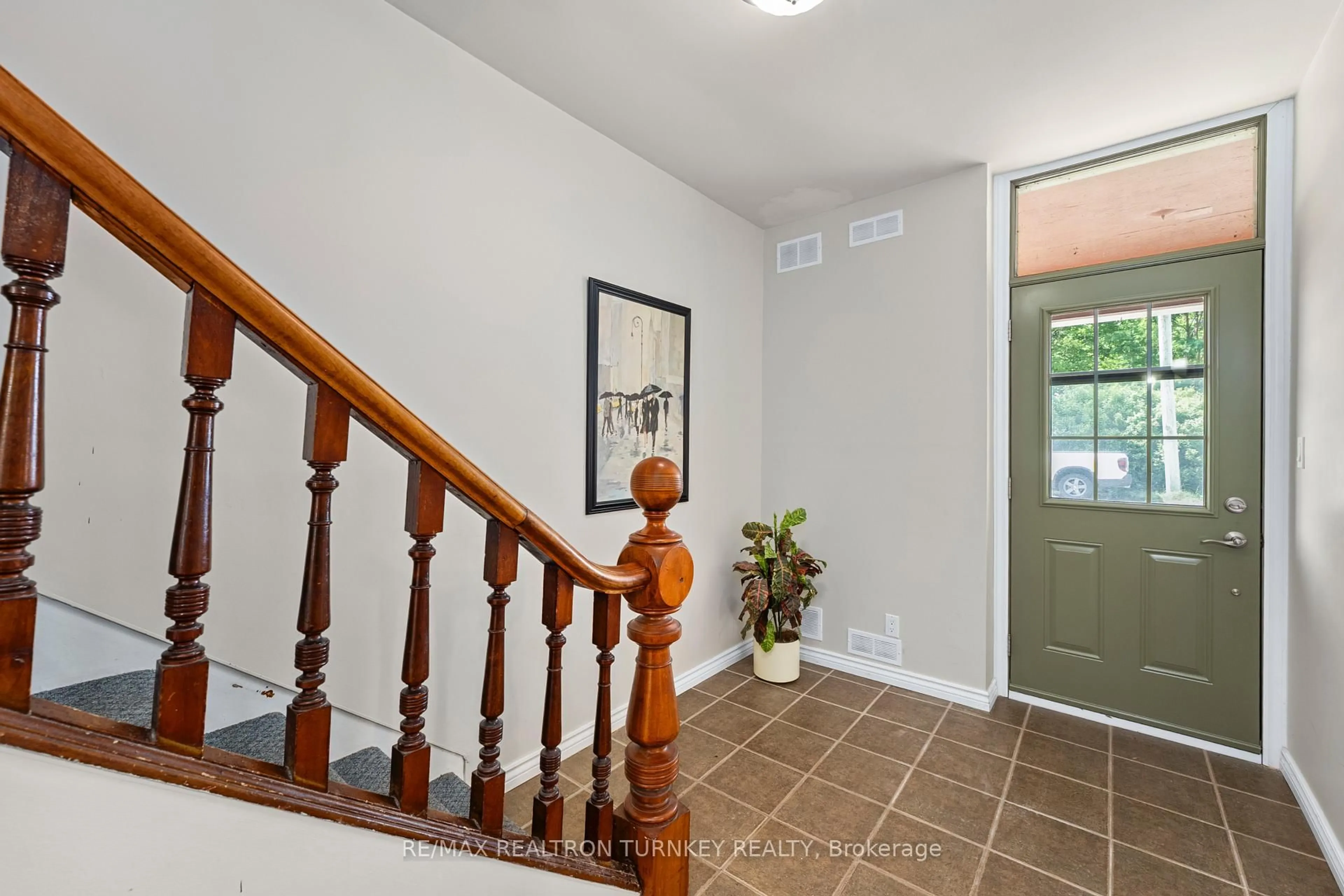 Indoor entryway for 15 North Water St, Kawartha Lakes Ontario K0M 1K0