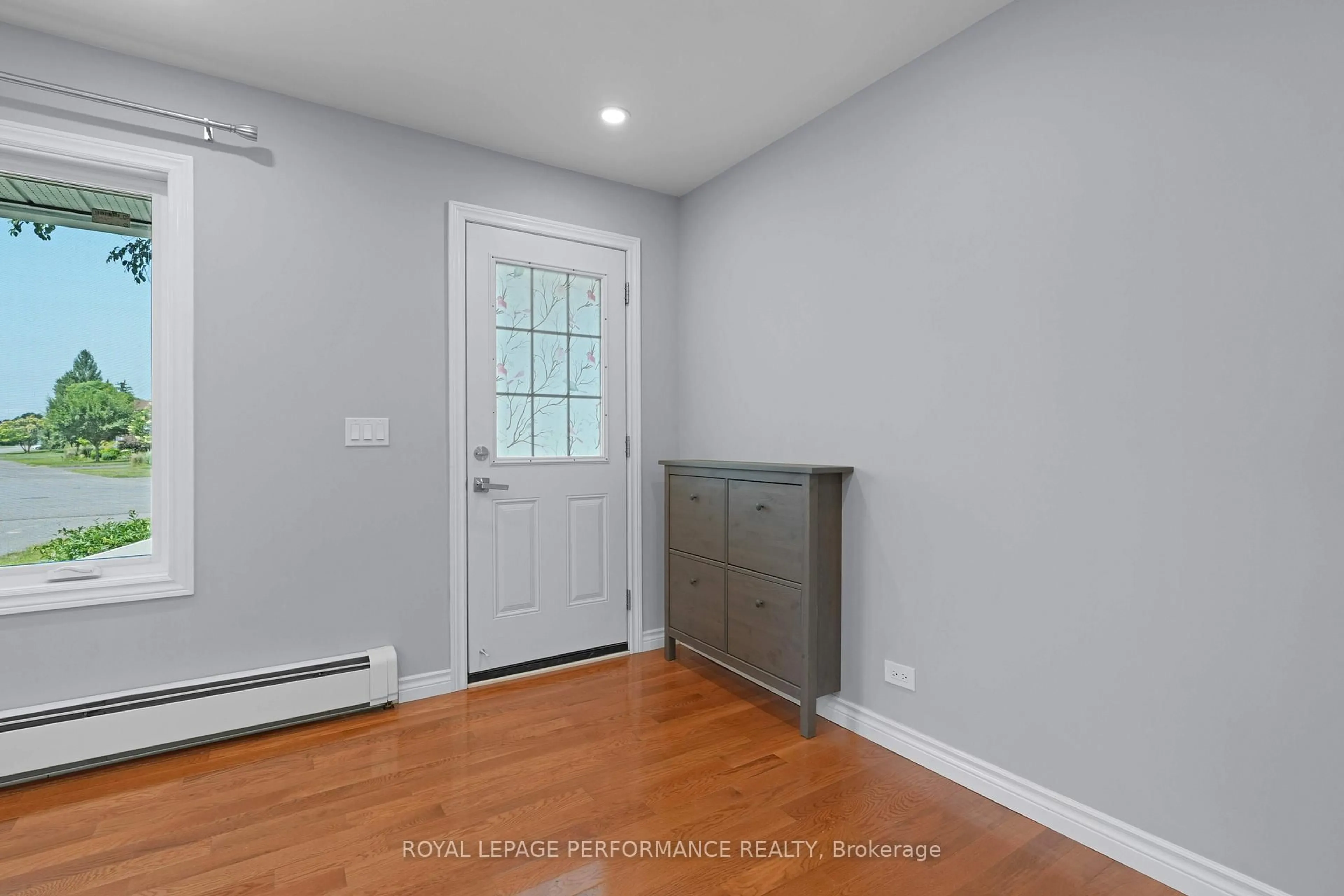Indoor entryway for 10 Argue Dr, Ottawa Ontario K2E 6S1