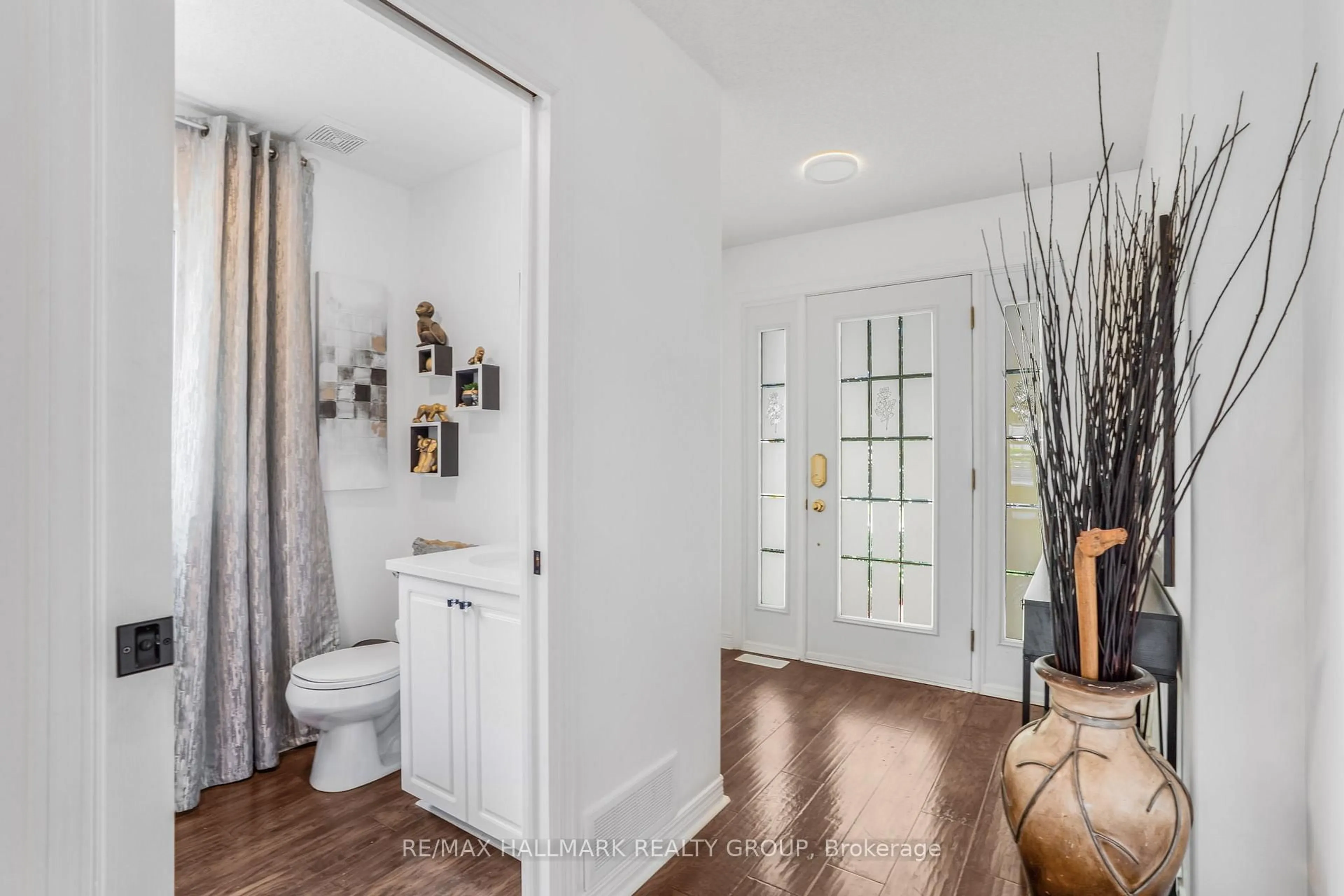 Indoor entryway for 152 Louise St, Clarence-Rockland Ontario K4K 1R7