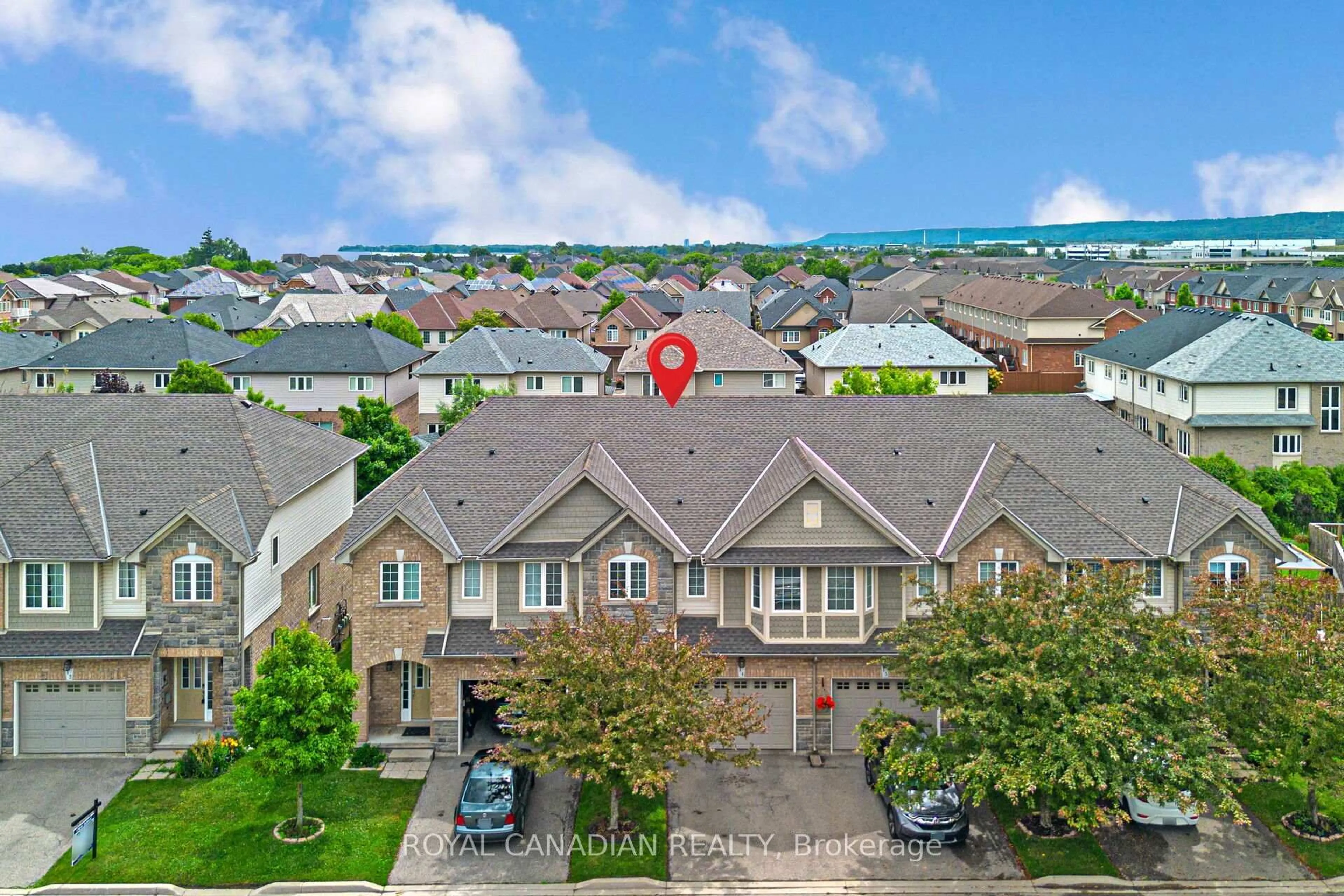A pic from outside/outdoor area/front of a property/back of a property/a pic from drone, unknown for 40 Dartmouth Gate #14, Hamilton Ontario L8E 0C4