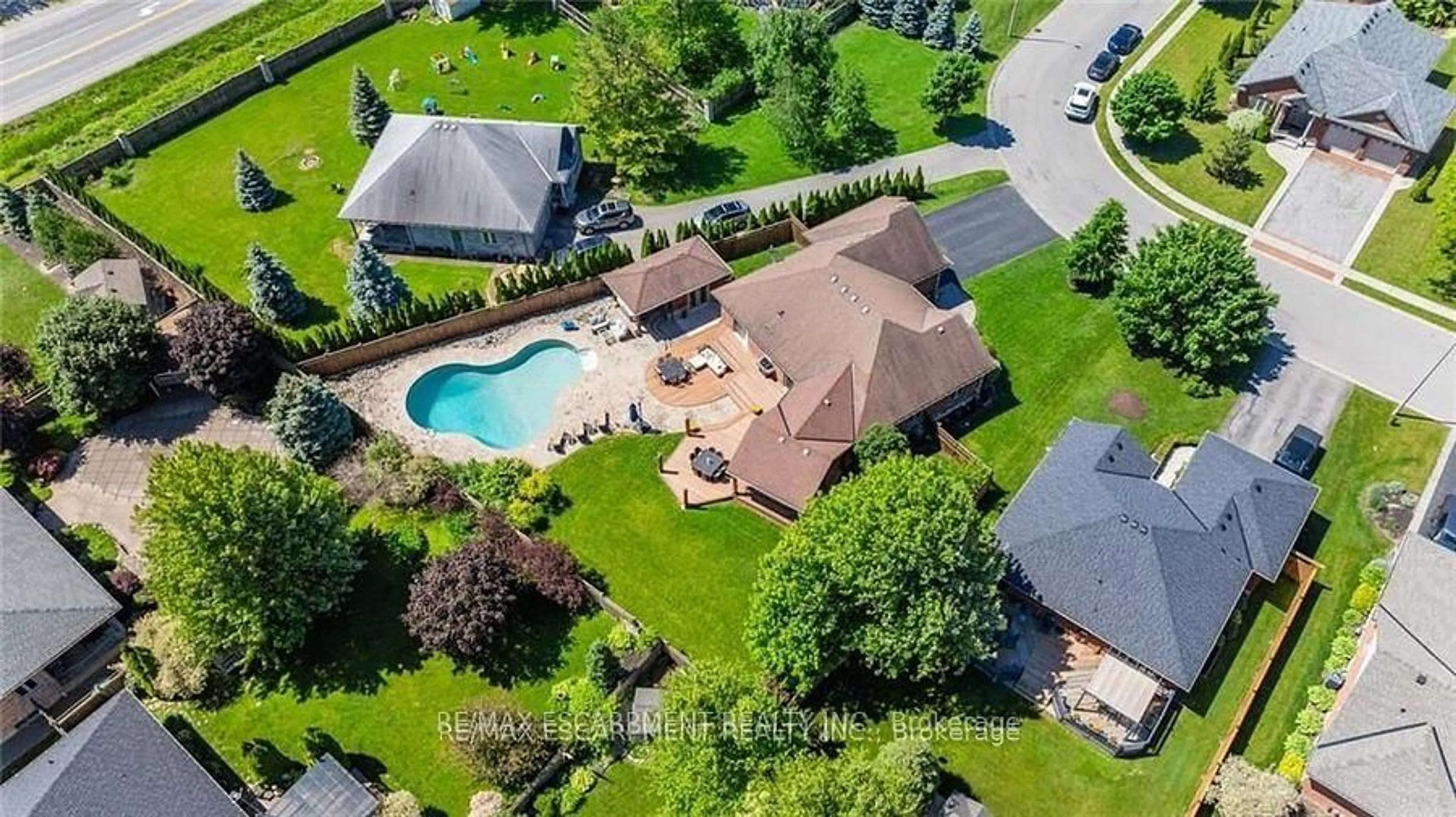 A pic from outside/outdoor area/front of a property/back of a property/a pic from drone, unknown for 46 Sea Breeze Dr, Norfolk Ontario N0A 1N7