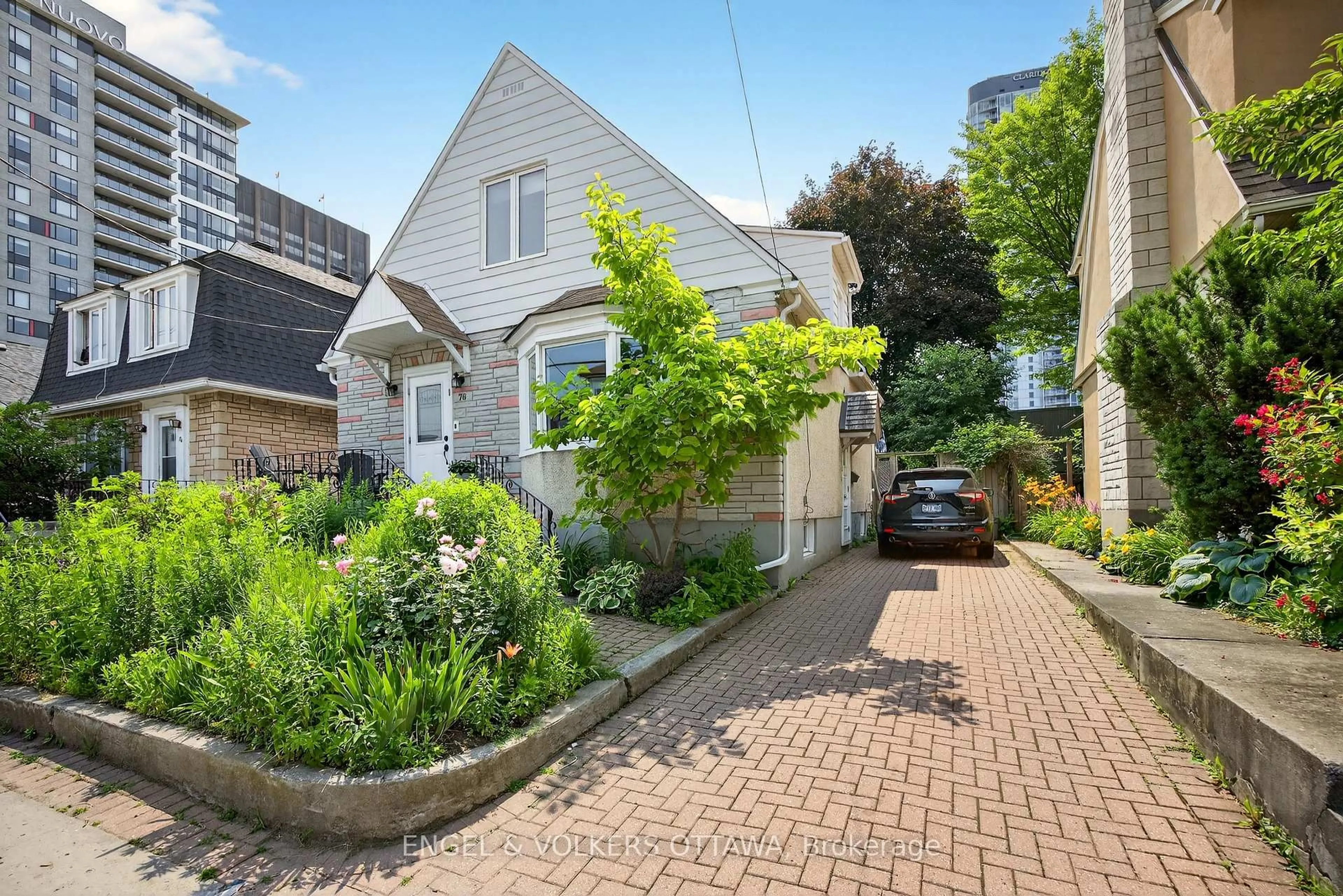 A pic from outside/outdoor area/front of a property/back of a property/a pic from drone, street for 76 Norman St, Ottawa Ontario K1S 3K4