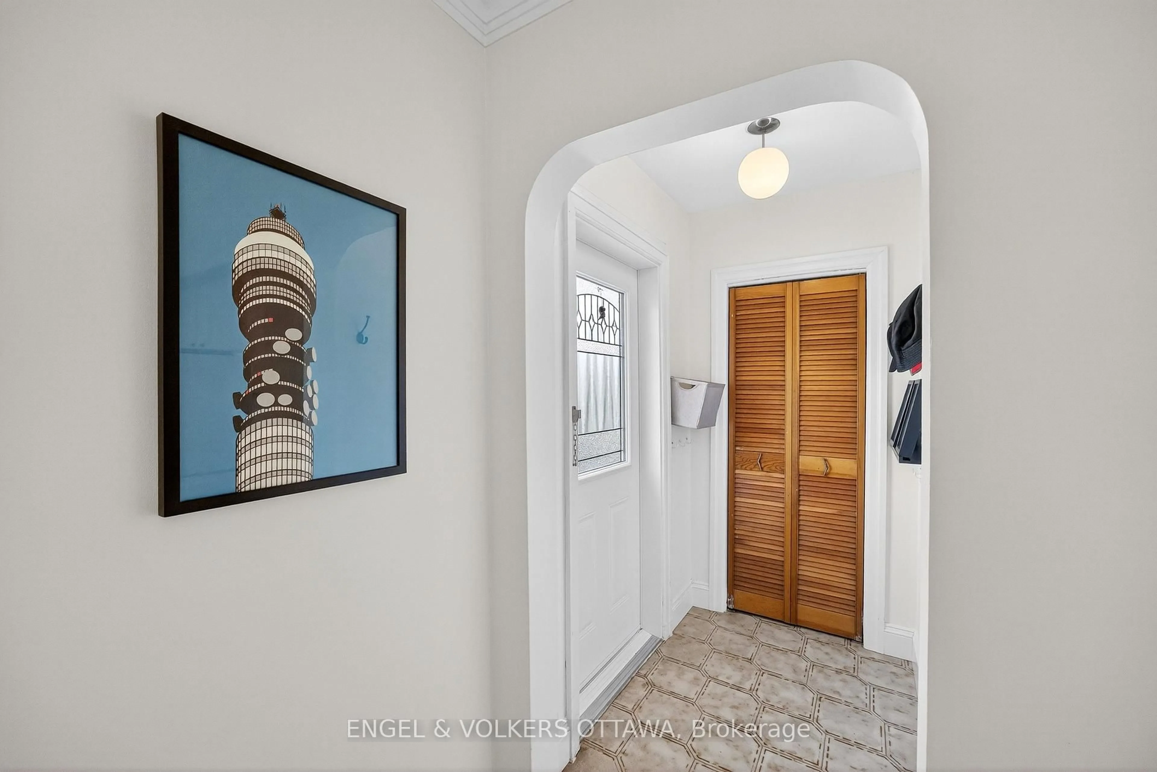 Indoor entryway for 76 Norman St, Ottawa Ontario K1S 3K4