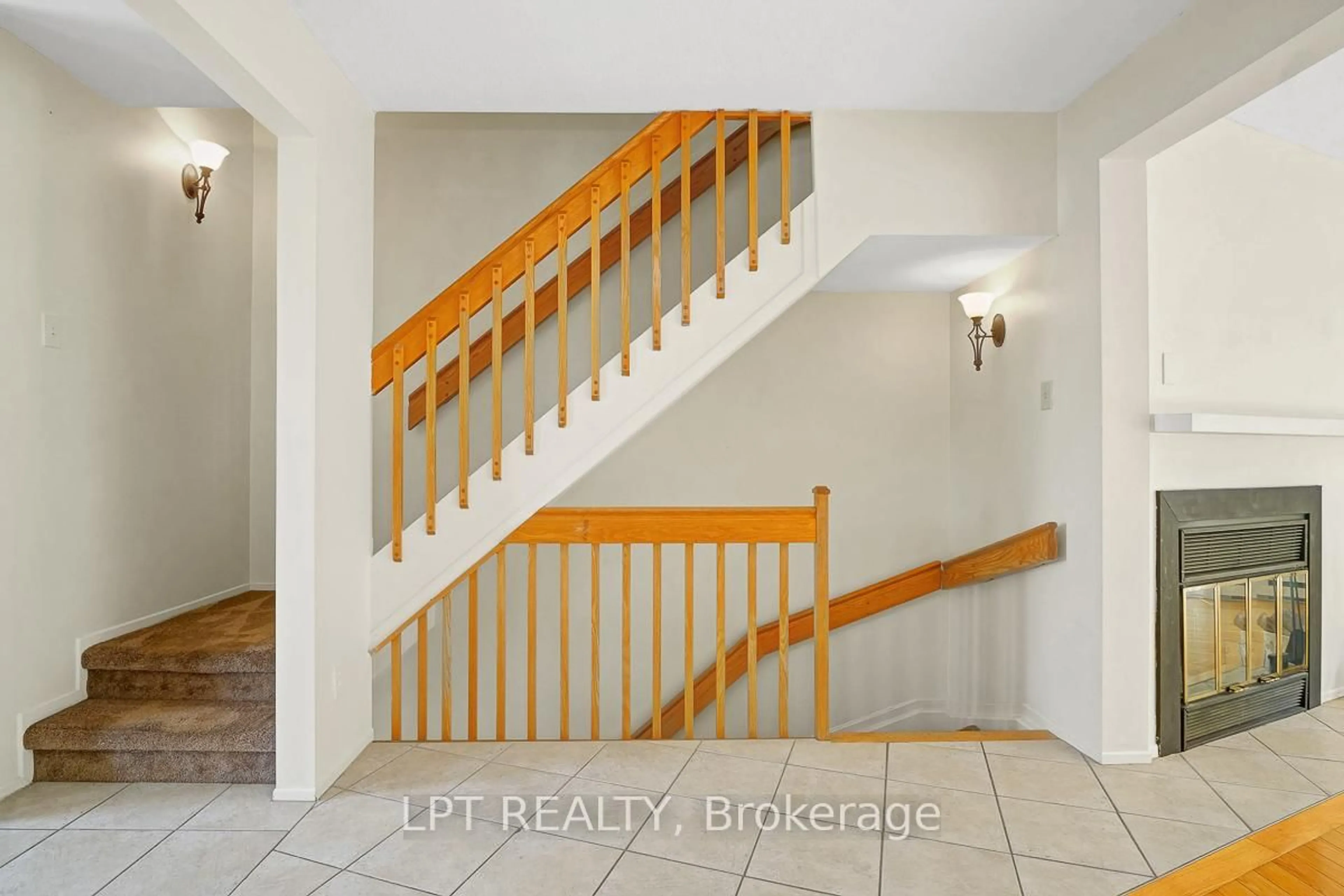 Indoor entryway for 1 Timberview Way #3, Nepean Ontario K2H 9M7