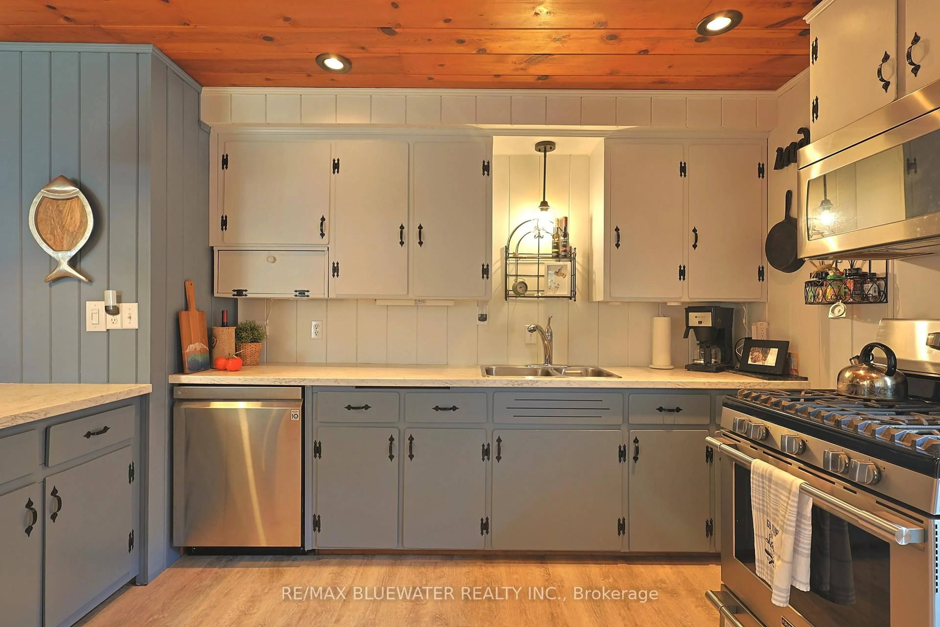 Contemporary kitchen, unknown for 71857 SUNVIEW Ave, Bluewater Ontario N0M 1T0