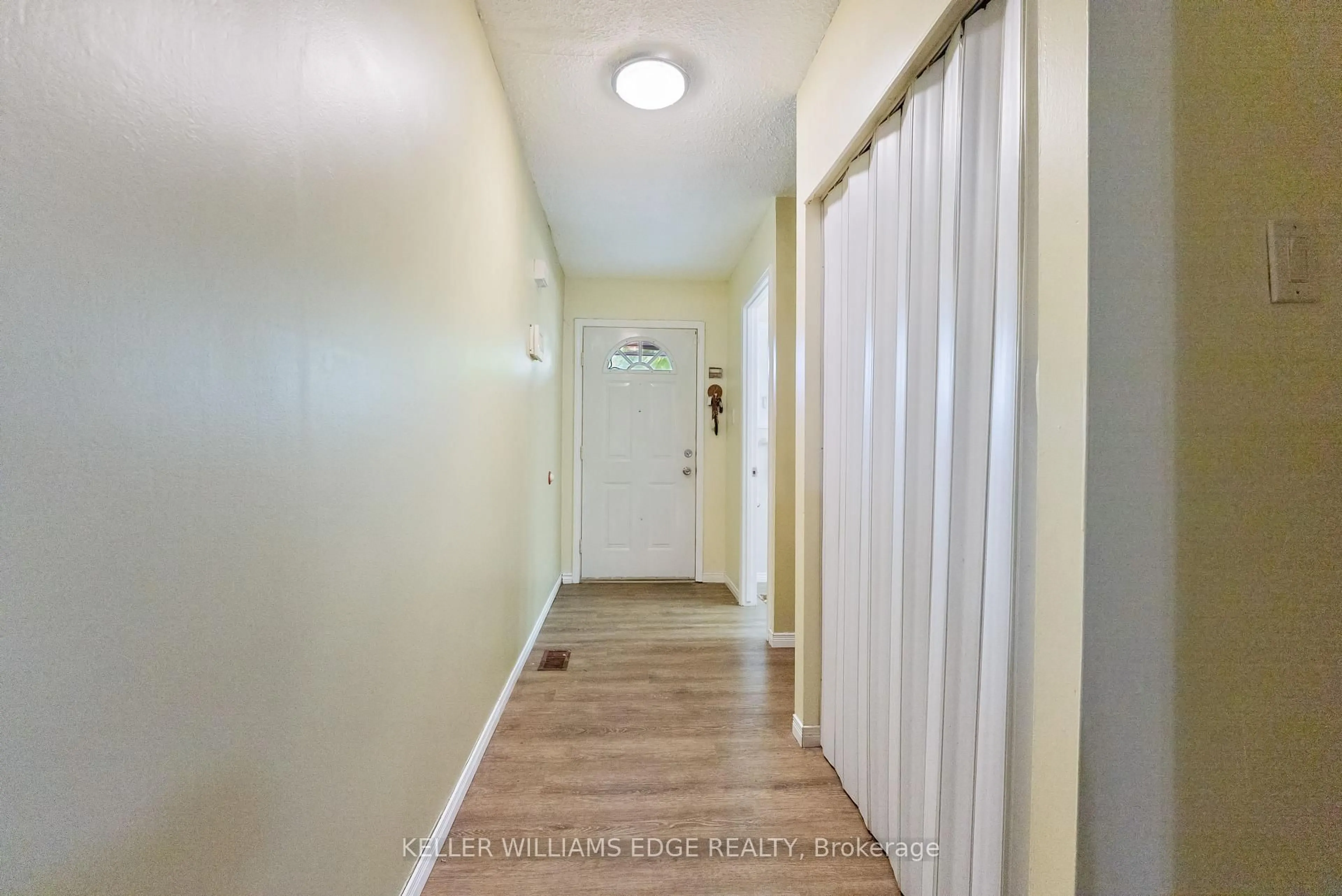 Indoor entryway for 16 Silvervine Dr, Hamilton Ontario L8J 1K2