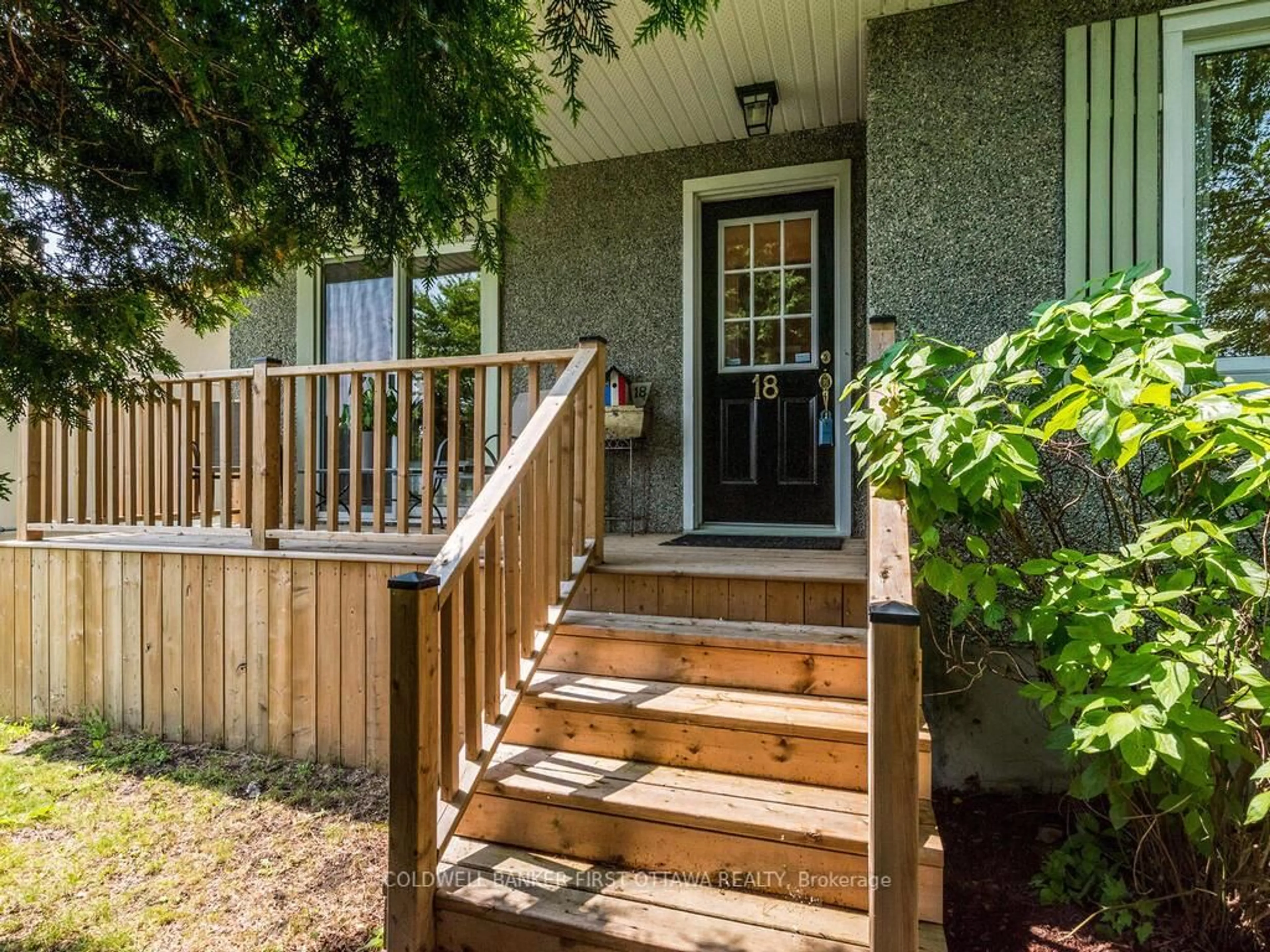 Indoor entryway for 18 Sutton Pl, Ottawa Ontario K2E 5G3