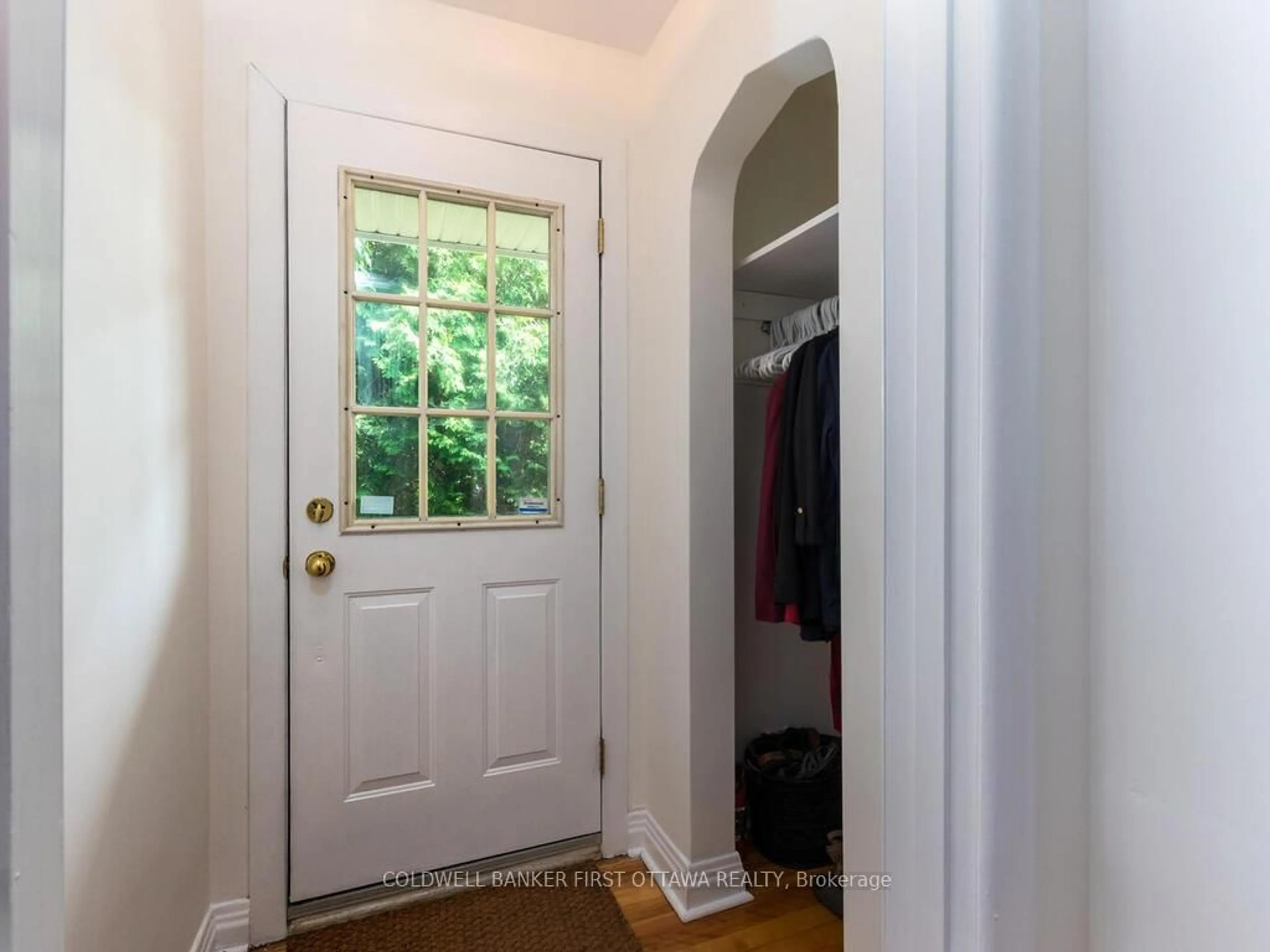 Indoor entryway for 18 Sutton Pl, Ottawa Ontario K2E 5G3