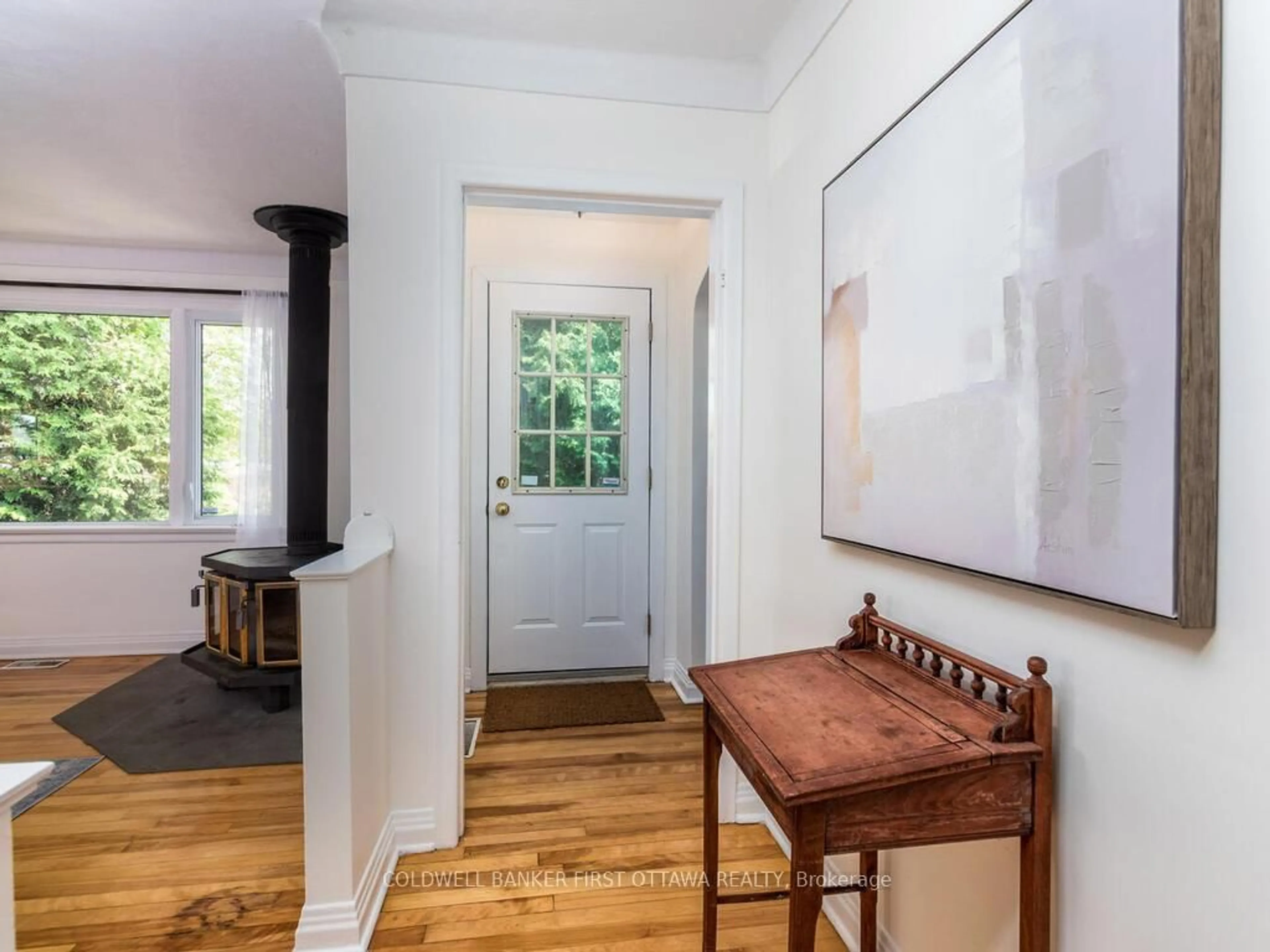 Indoor entryway for 18 Sutton Pl, Ottawa Ontario K2E 5G3