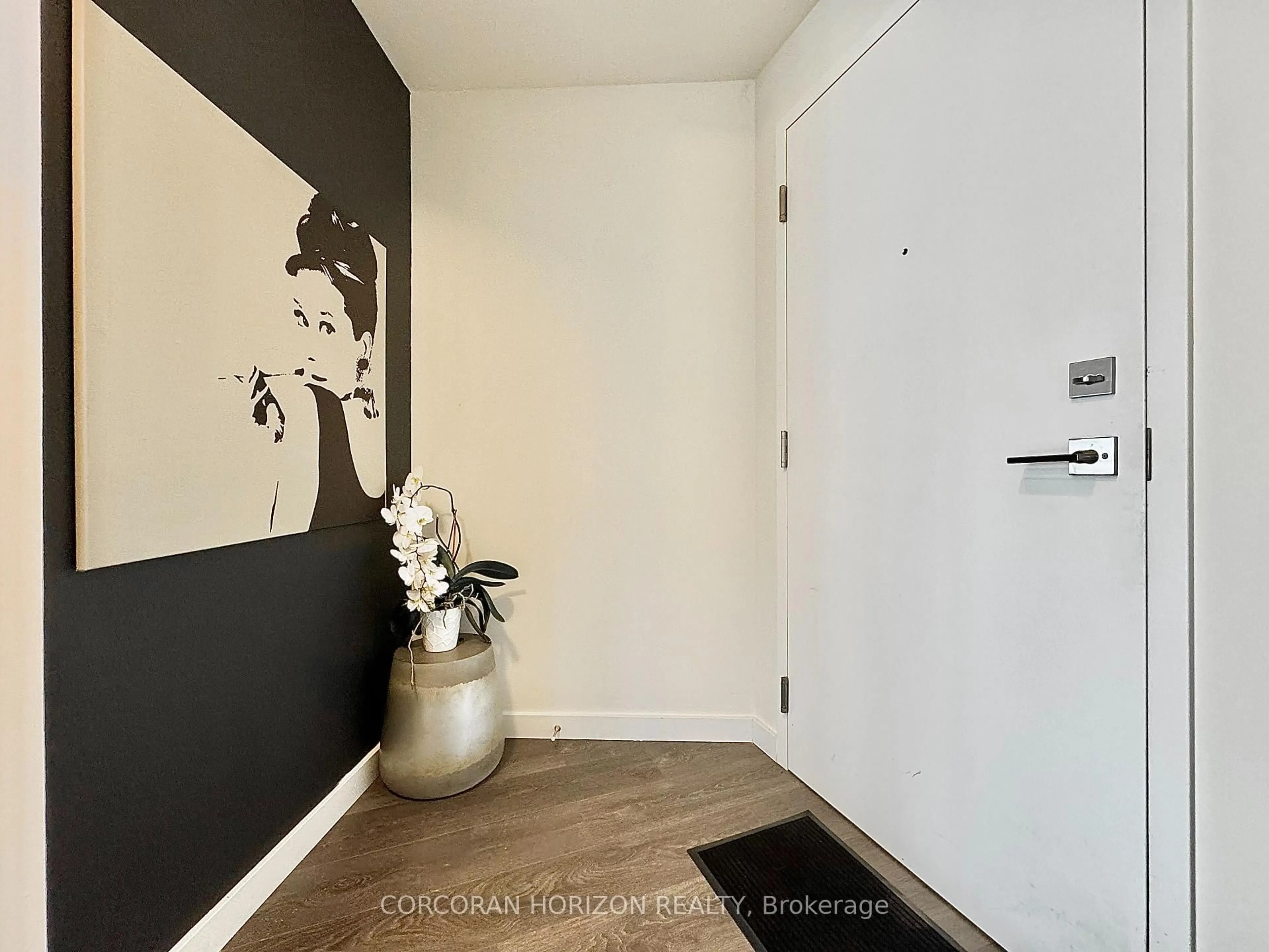 Indoor entryway for 690 KING St #606, Kitchener Ontario N2G 0B9