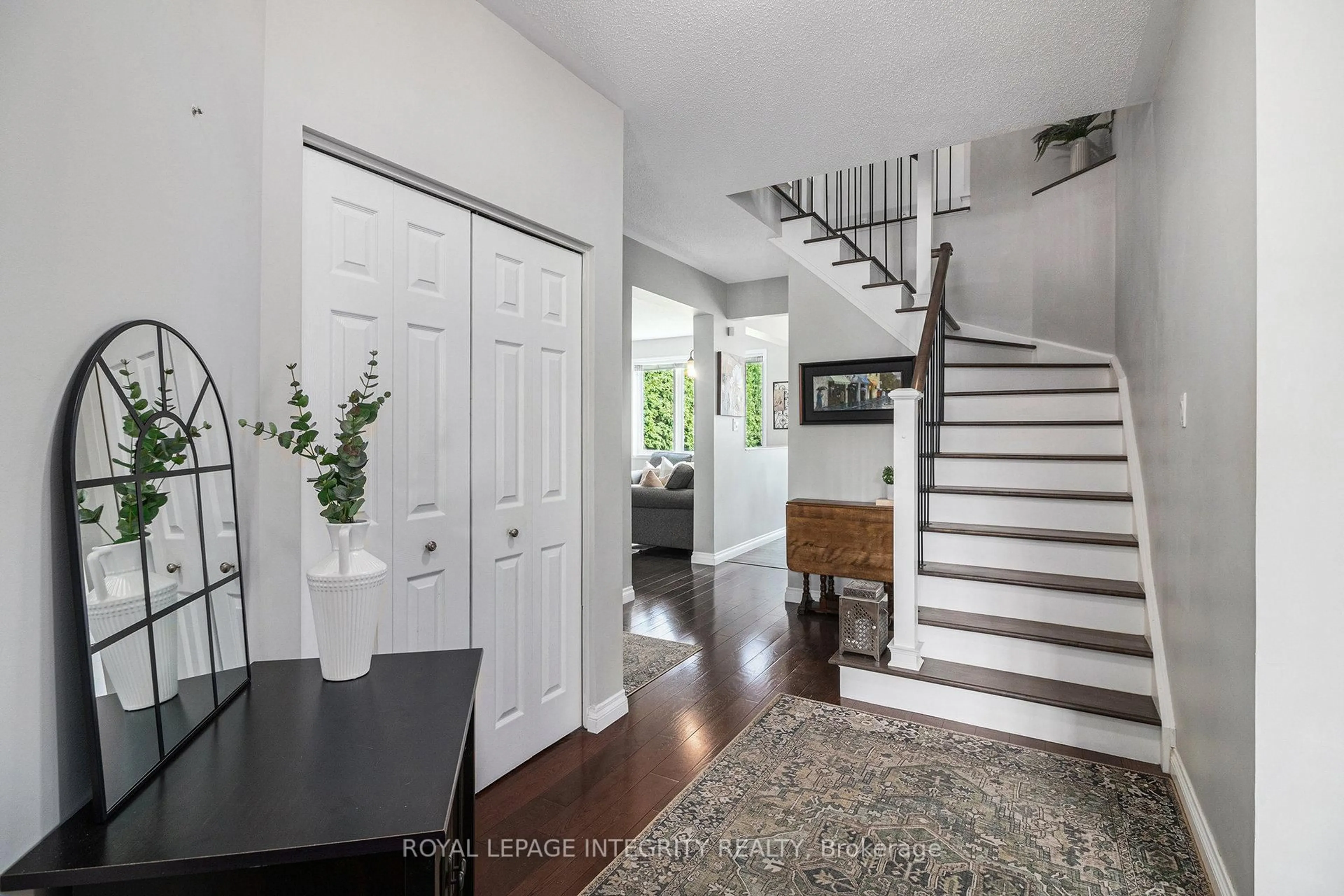 Indoor entryway for 859 Como Cres, Ottawa Ontario K4A 3Z9