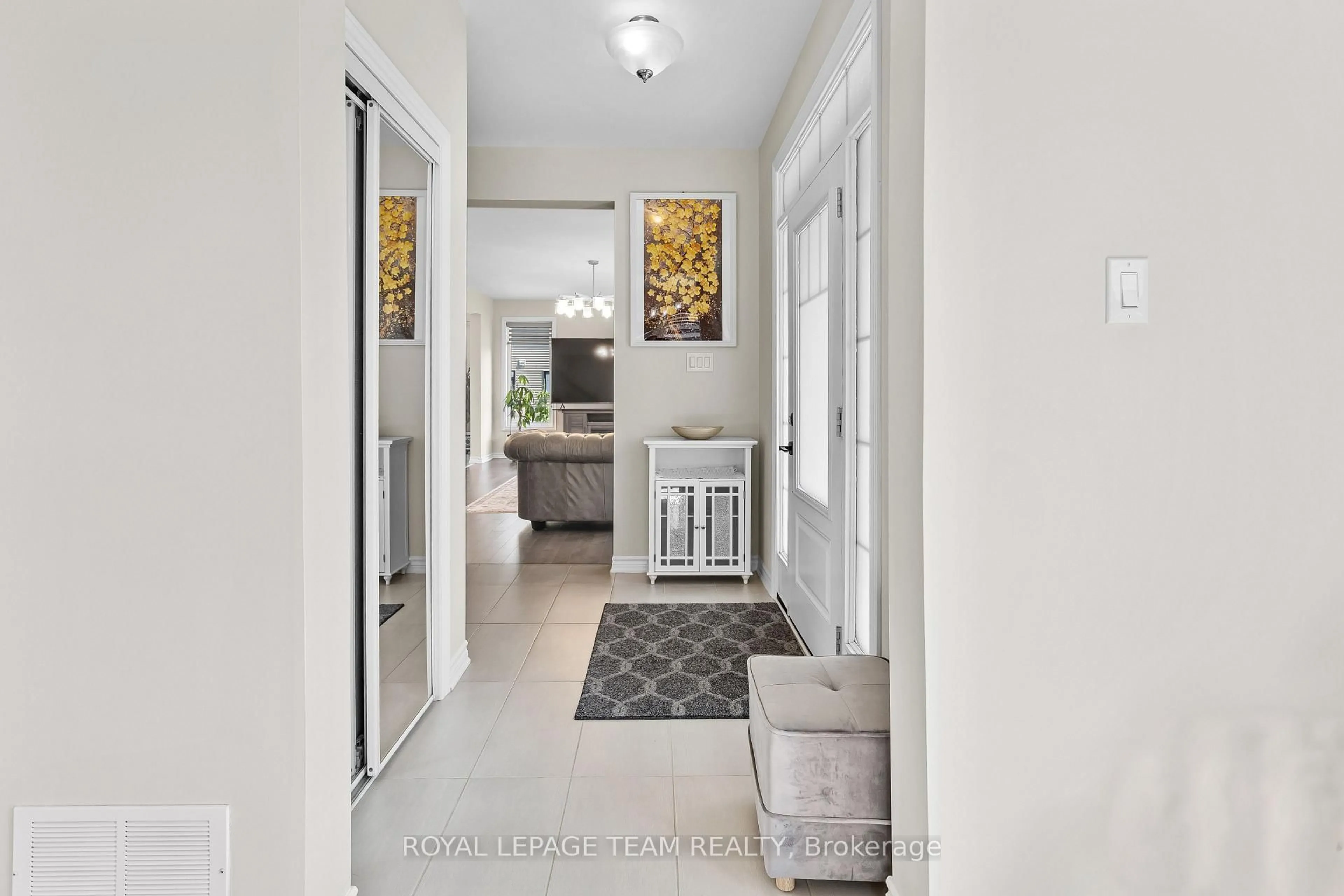 Indoor entryway for 526 Alcor Terr, Ottawa Ontario K2J 6N6
