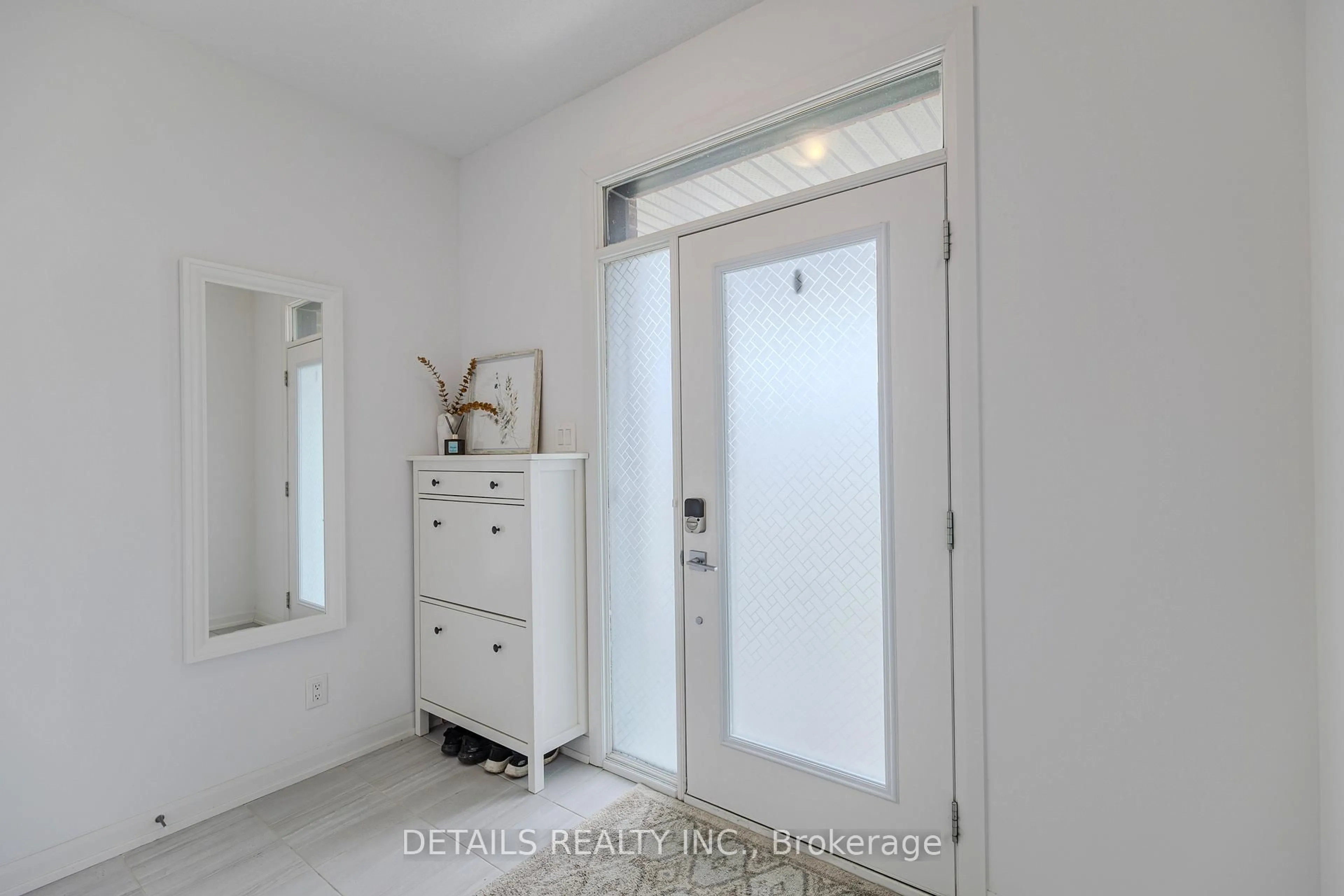 Indoor entryway for 372 Sterling Ave, Clarence-Rockland Ontario K4K 0L4