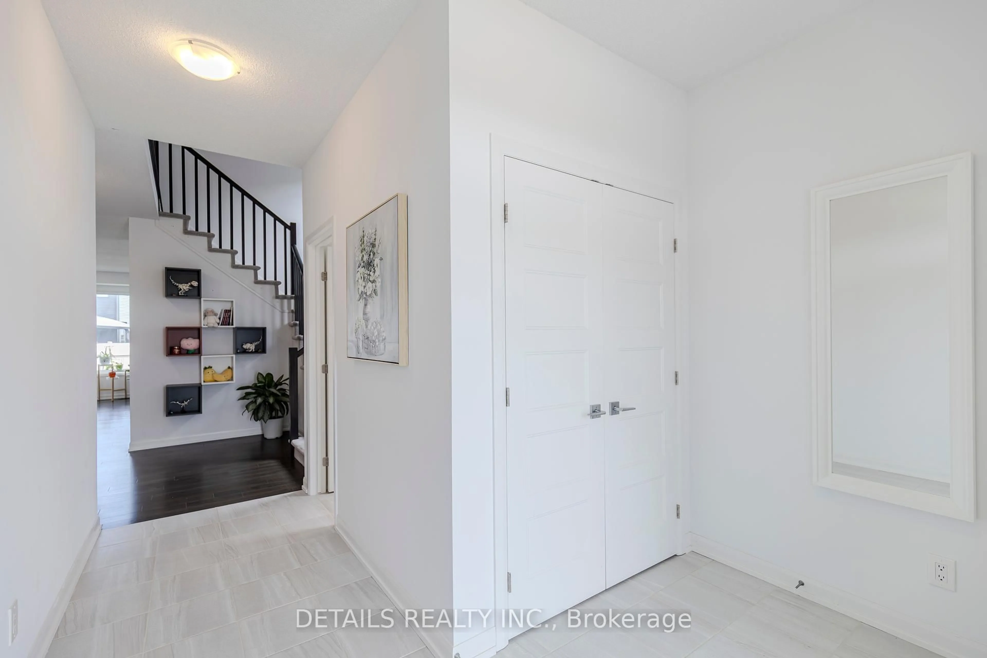 Indoor entryway for 372 Sterling Ave, Clarence-Rockland Ontario K4K 0L4