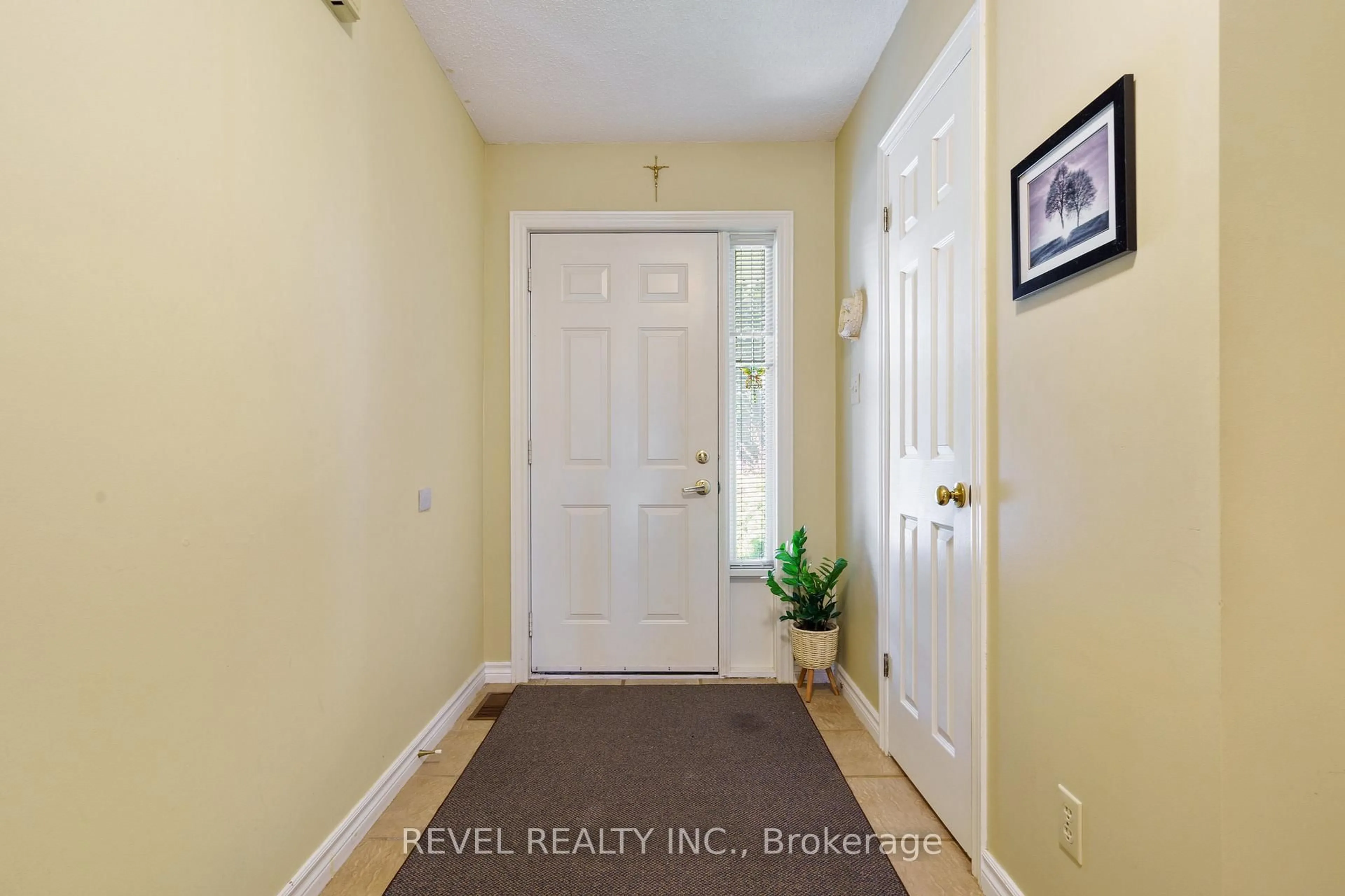 Indoor entryway for 180 Dicenzo Dr, Hamilton Ontario L9B 2K7
