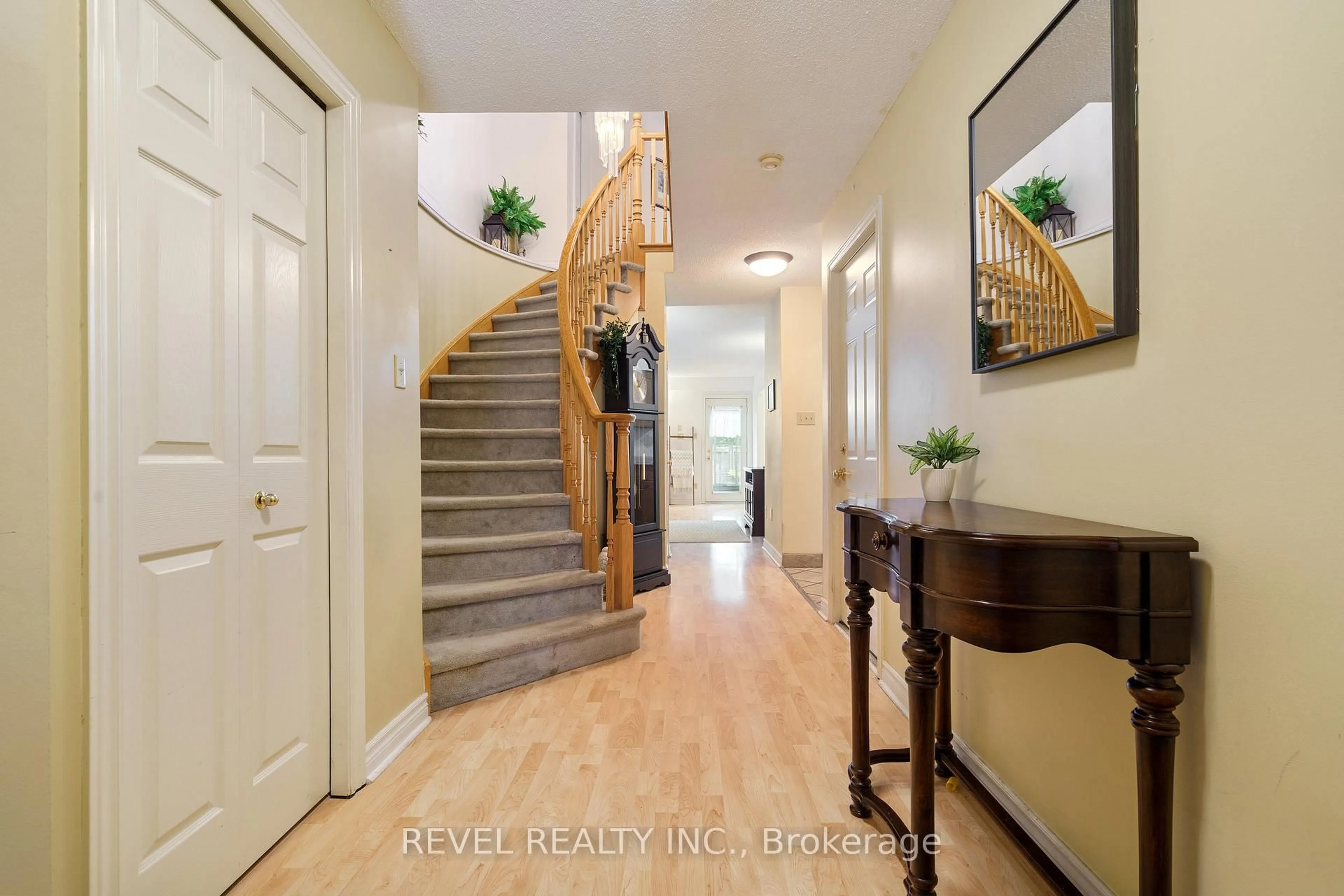 Indoor entryway for 180 Dicenzo Dr, Hamilton Ontario L9B 2K7