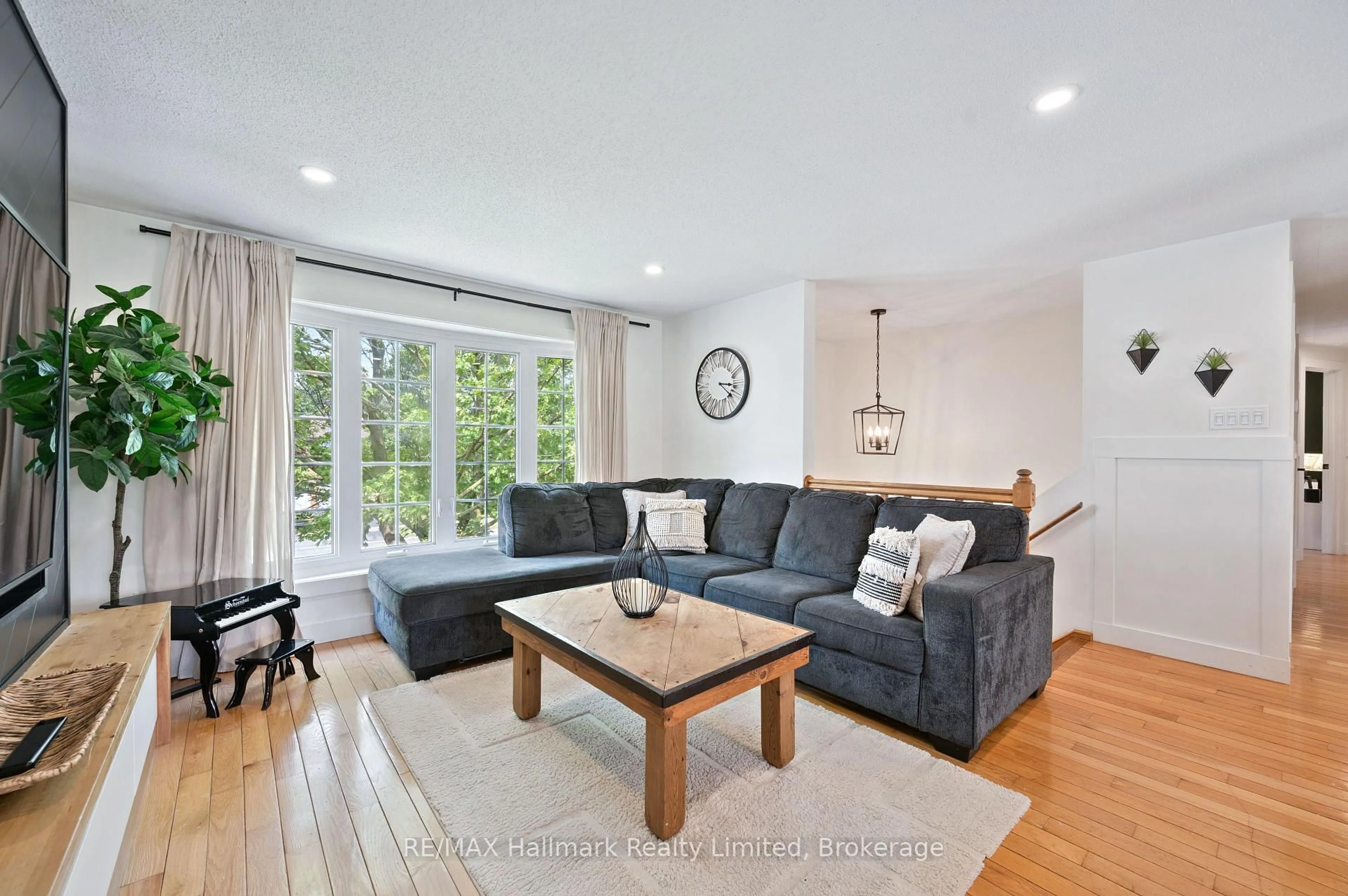 Living room with furniture, unknown for 339 Imperial Rd, Guelph Ontario N1K 1L7
