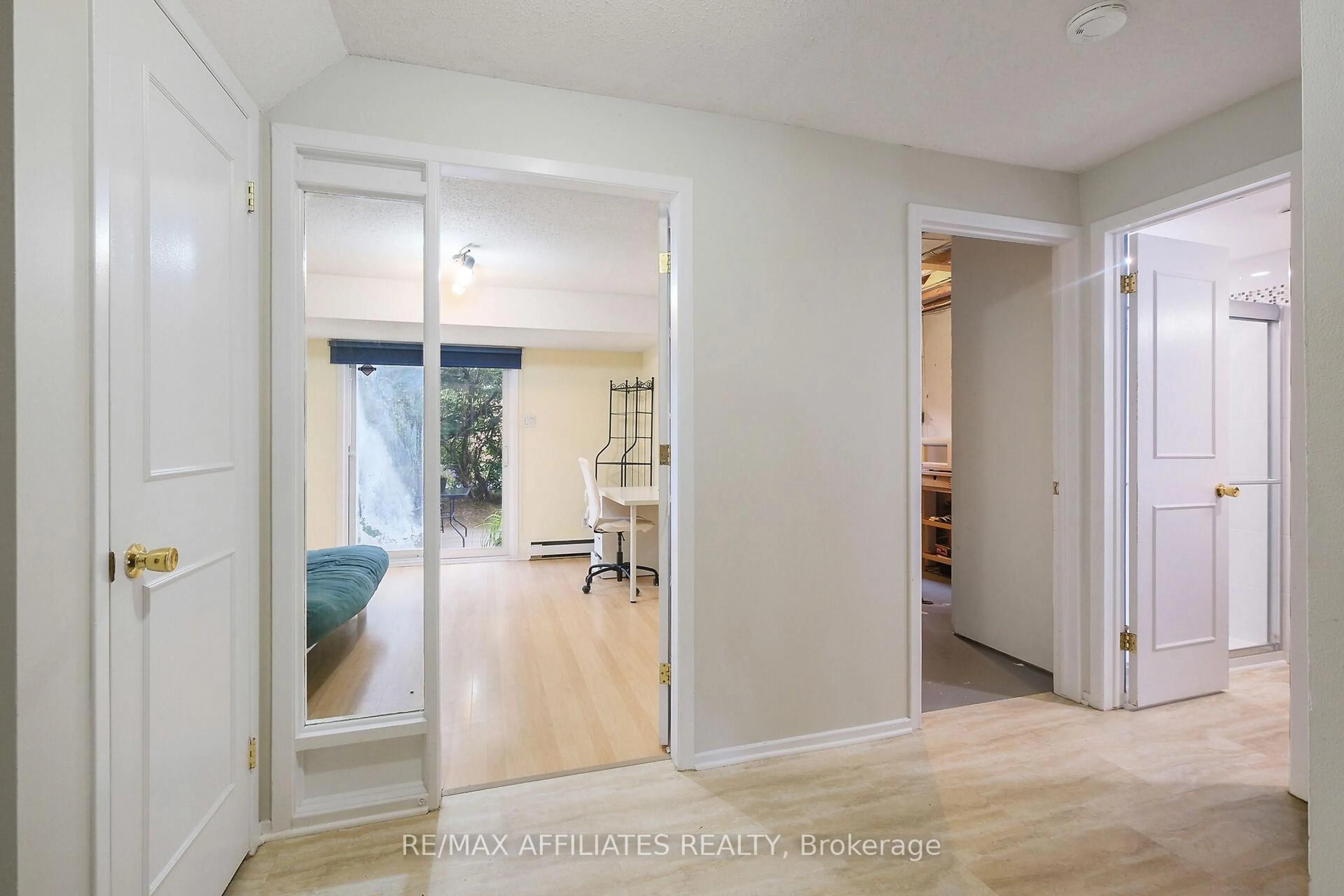 Indoor entryway for 1A Crestlea Cres, Ottawa Ontario K2G 4N1