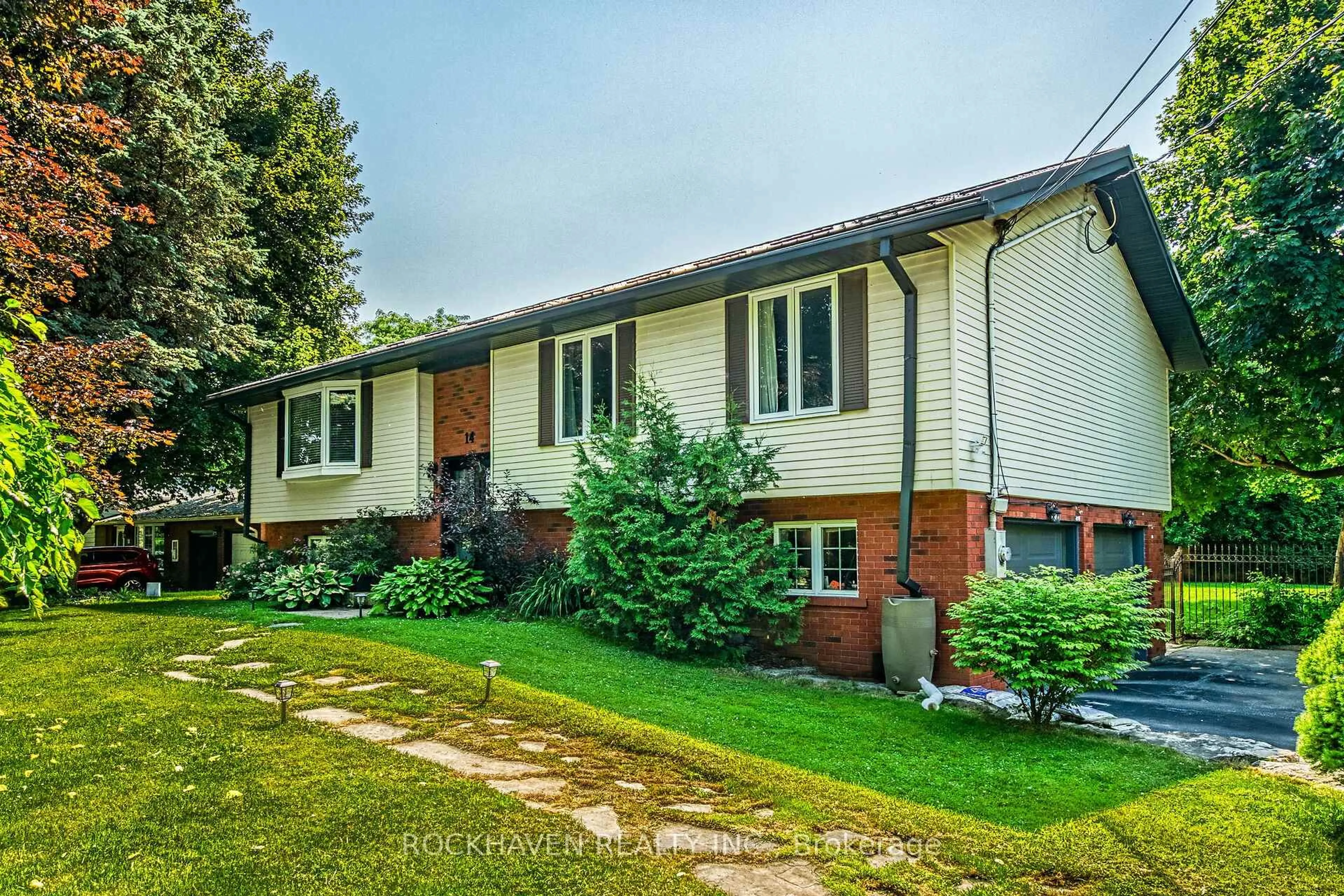 Home with vinyl exterior material, street for 14 6th Concession, Hamilton Ontario L8B 1M4