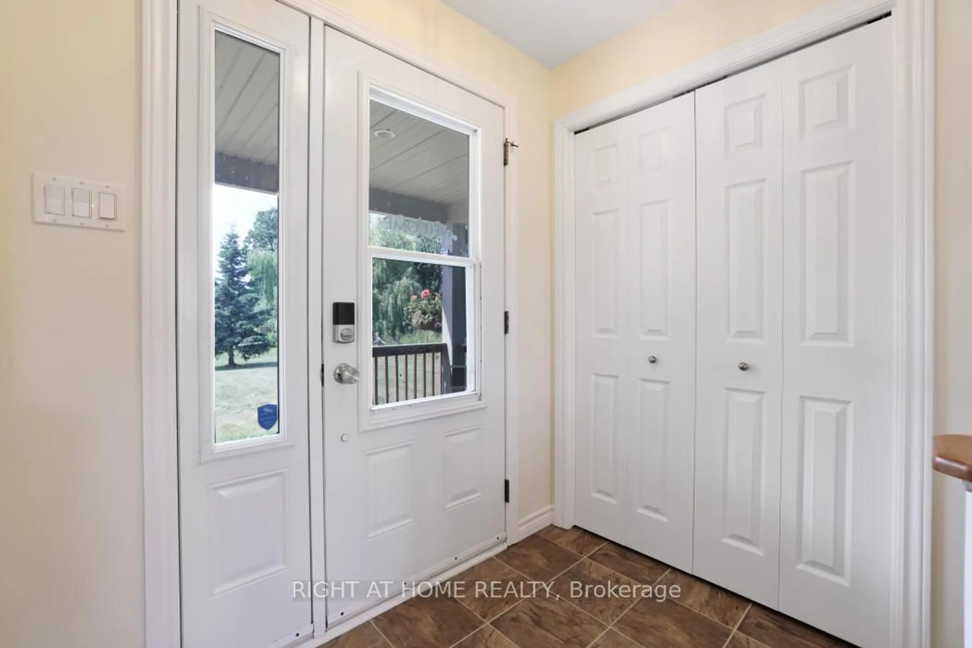 Indoor entryway for 6042 Dobson Lane, Richmond Ontario K0A 2Z0