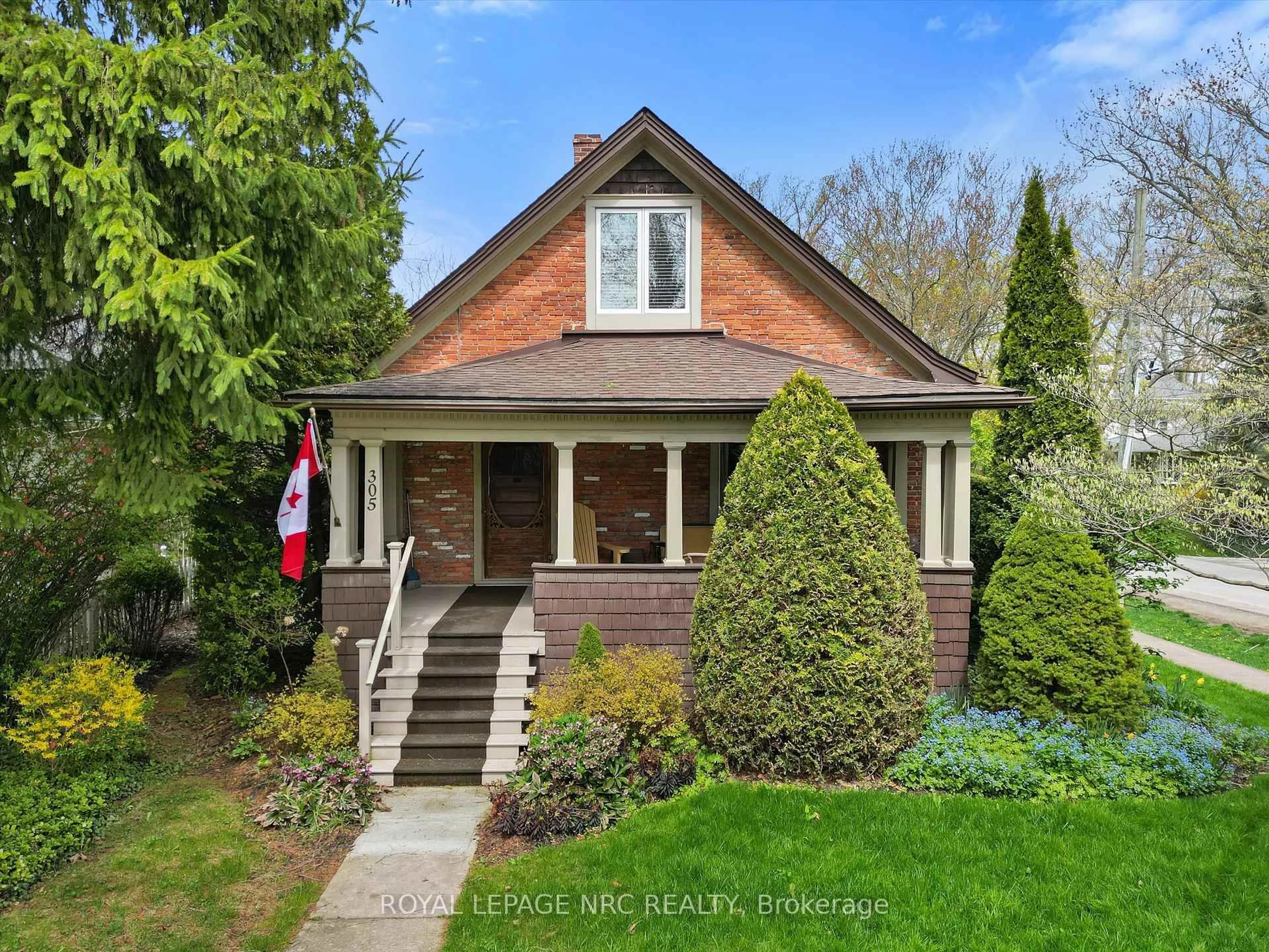 Home with brick exterior material, street for 305 Victoria St, Niagara-on-the-Lake Ontario L0S 1J0