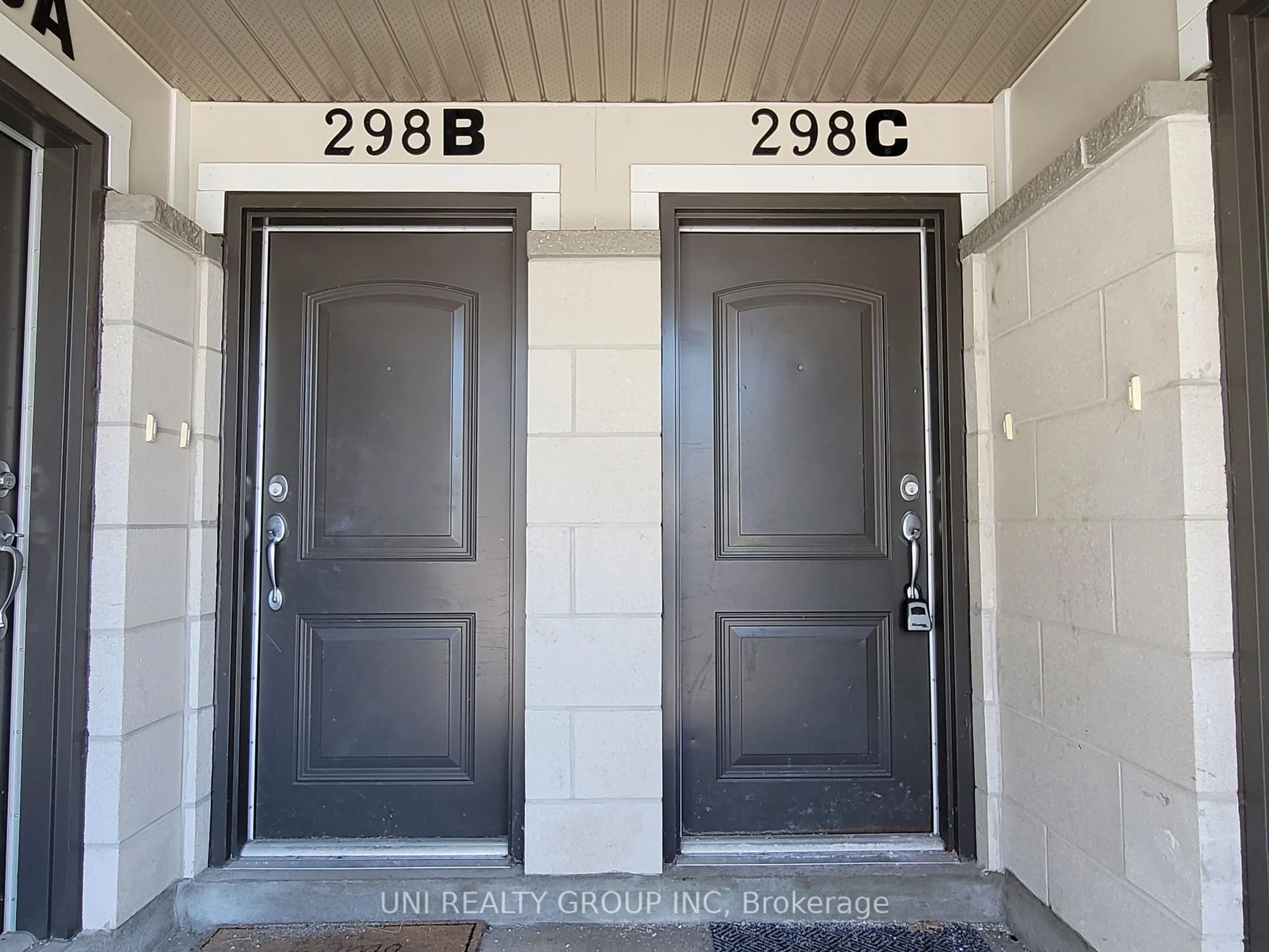 Indoor entryway for 298C Everest Private, Ottawa Ontario K1G 4E3