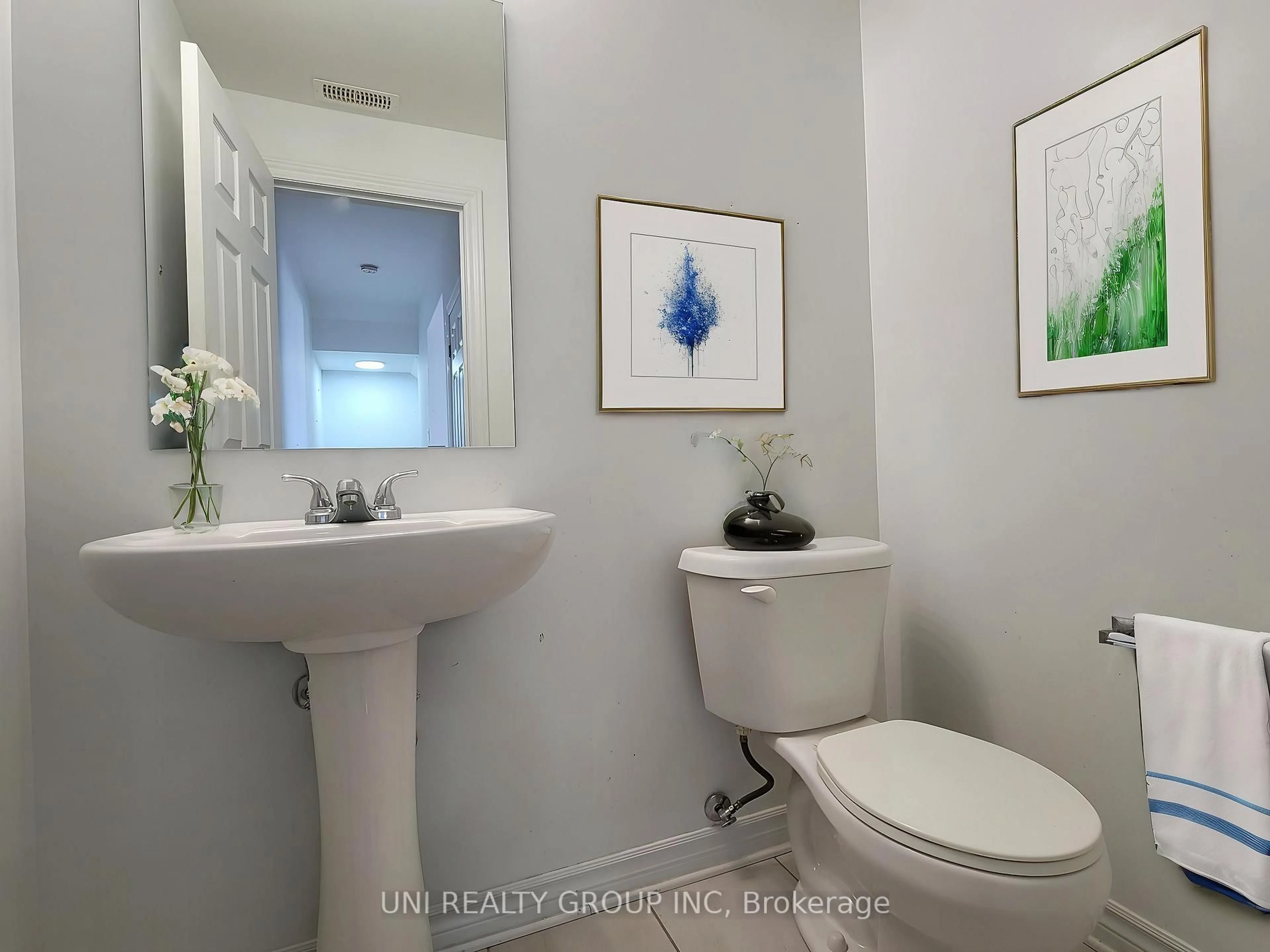 Standard bathroom, ceramic/tile floor for 298C Everest Private, Ottawa Ontario K1G 4E3