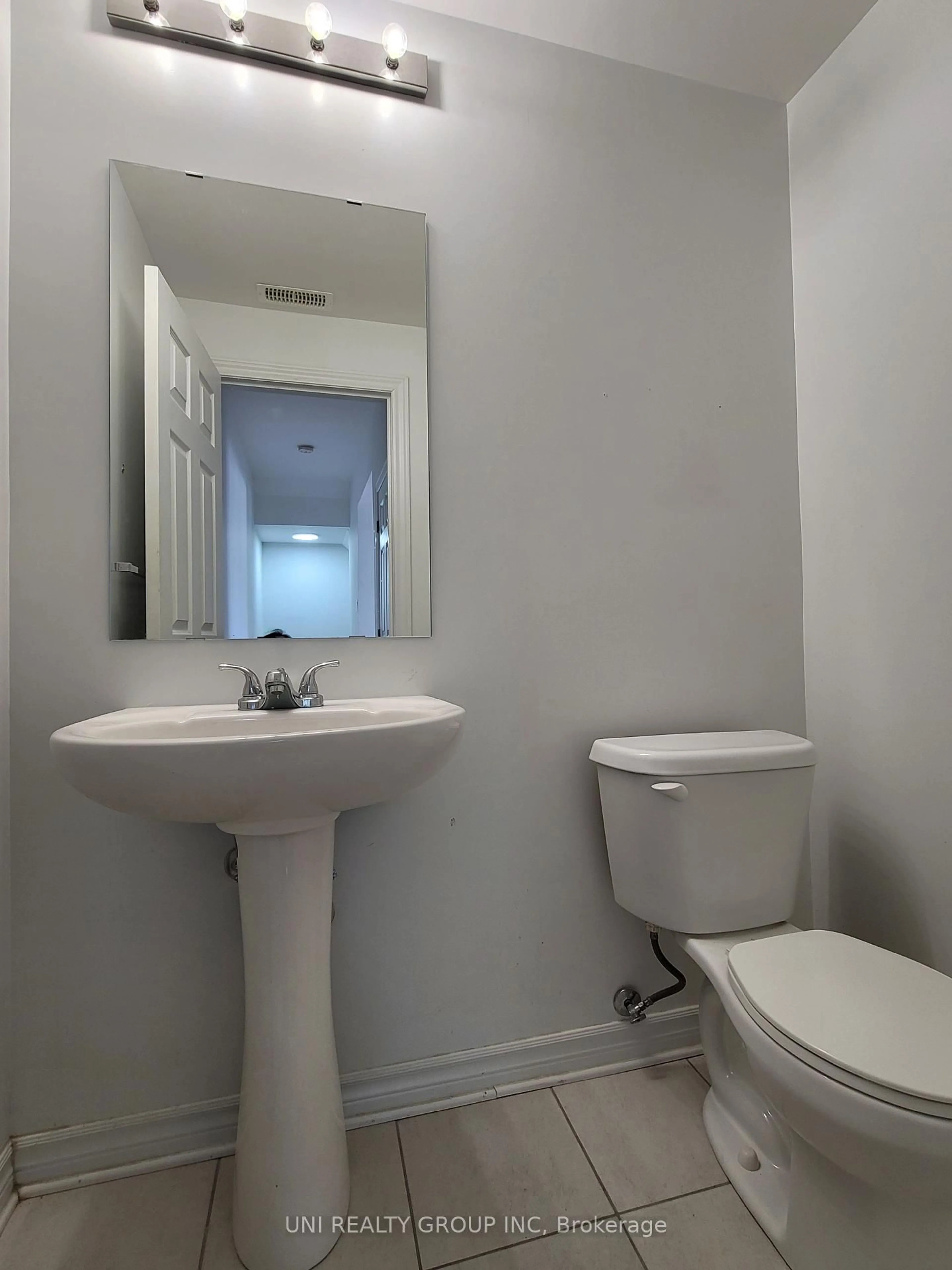 Standard bathroom, unknown for 298C Everest Private, Ottawa Ontario K1G 4E3