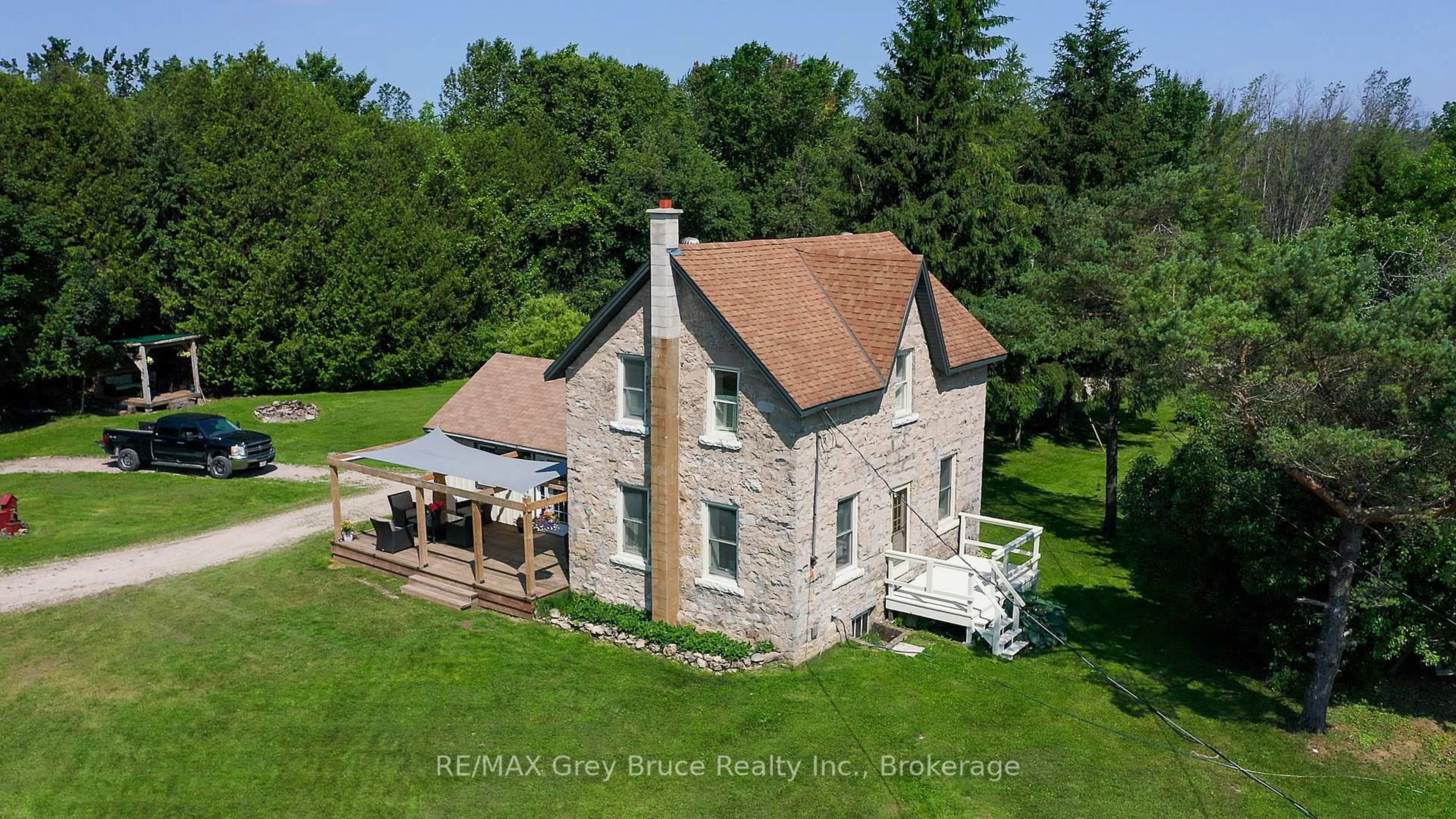 A pic from outside/outdoor area/front of a property/back of a property/a pic from drone, building for 362404 Lindenwood Rd, Georgian Bluffs Ontario N0H 2T0