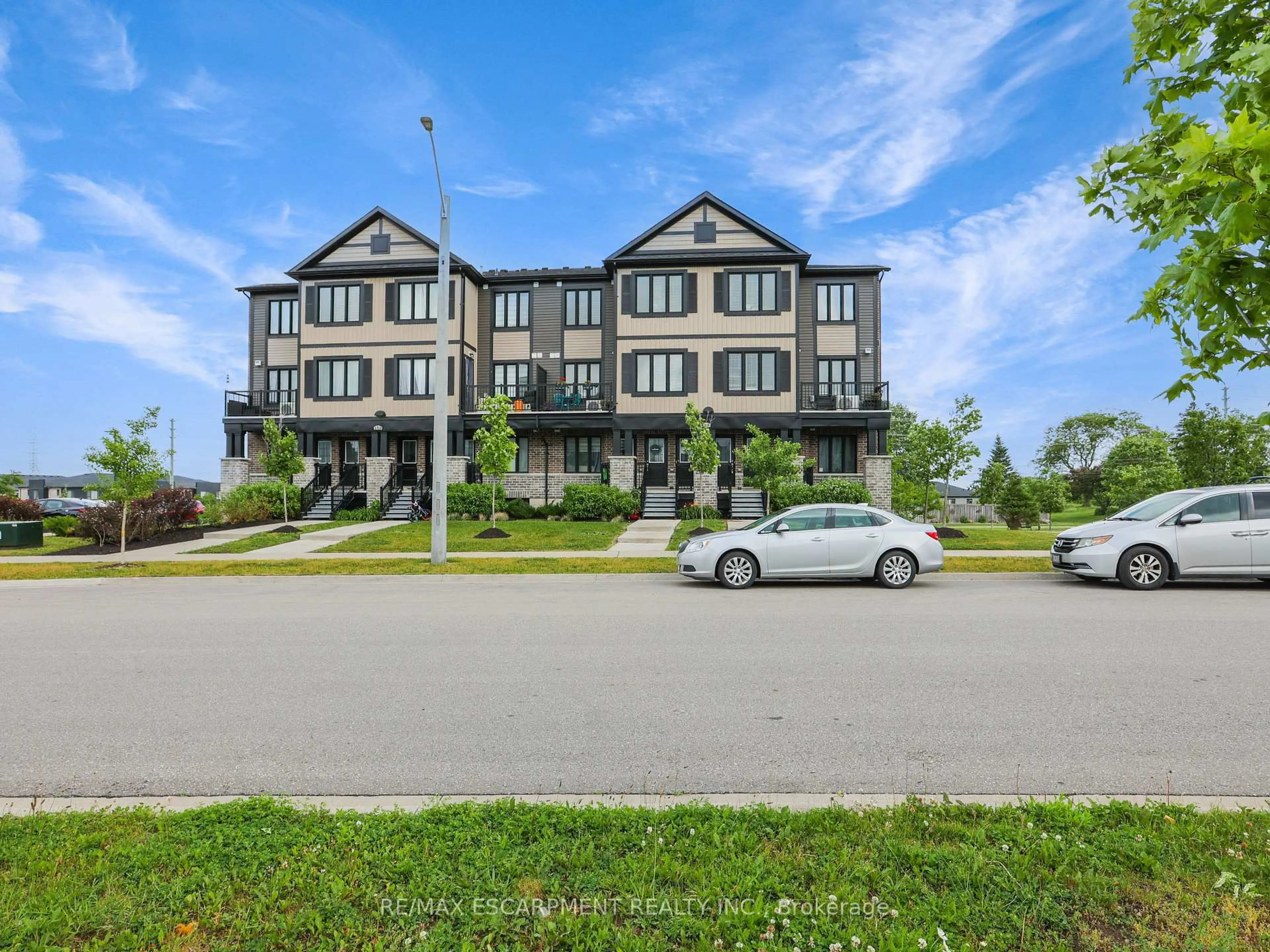 A pic from outside/outdoor area/front of a property/back of a property/a pic from drone, unknown for 148 Rochefort St #Unit C, Kitchener Ontario N2R 0P5