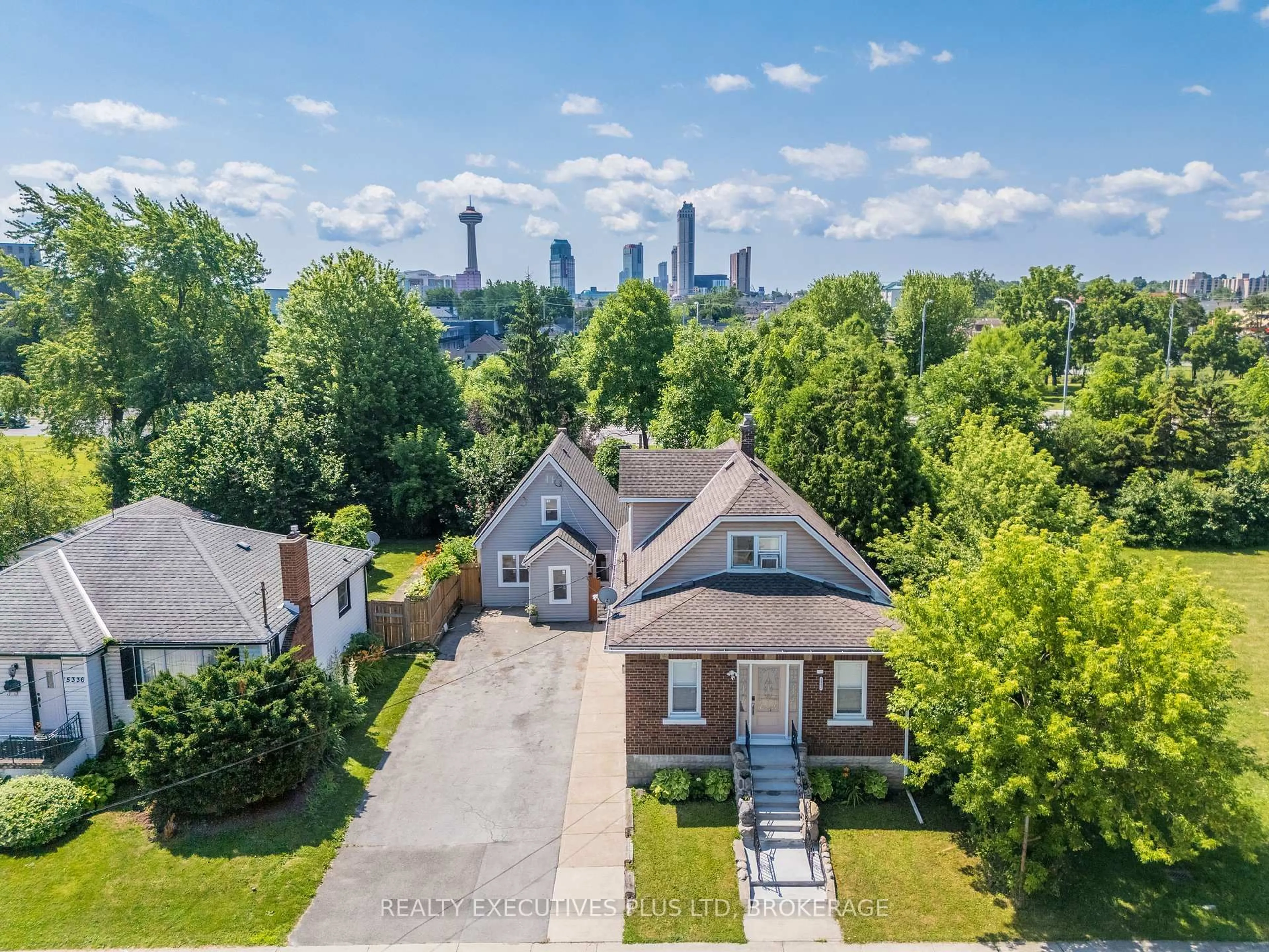 A pic from outside/outdoor area/front of a property/back of a property/a pic from drone, street for 5352 Stamford St, Niagara Falls Ontario L2E 1N3