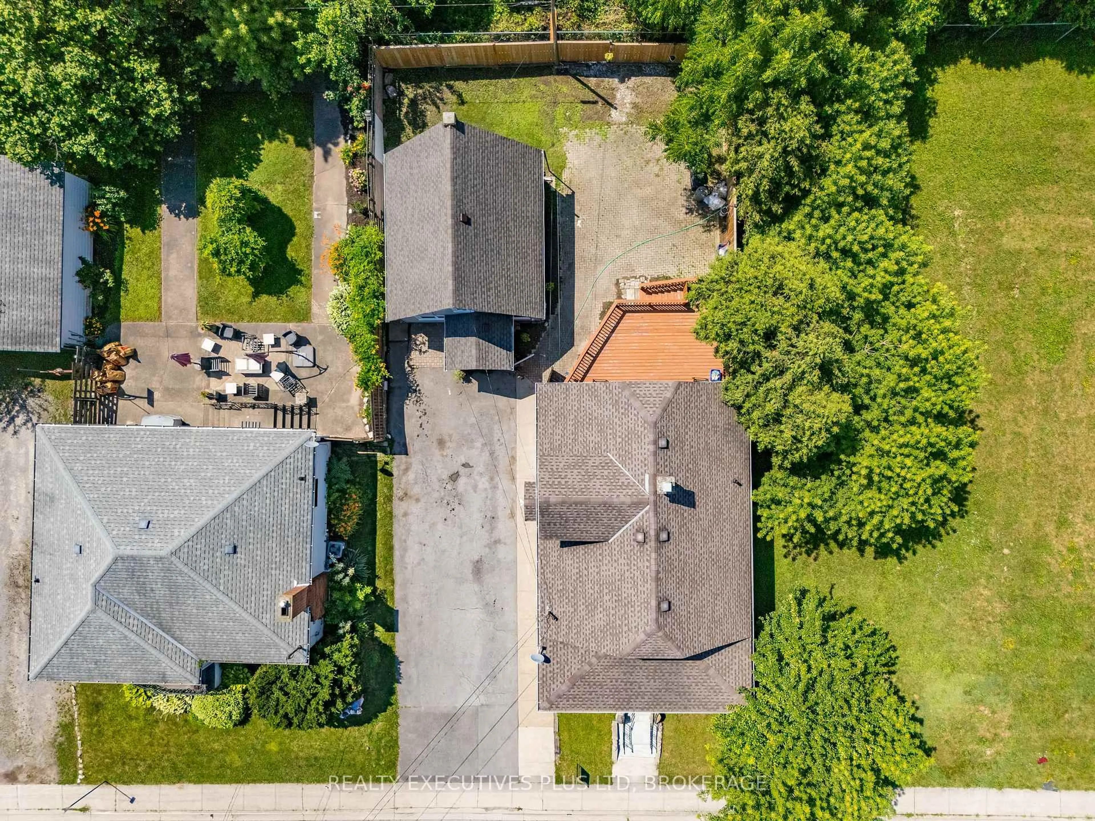 A pic from outside/outdoor area/front of a property/back of a property/a pic from drone, street for 5352 Stamford St, Niagara Falls Ontario L2E 1N3