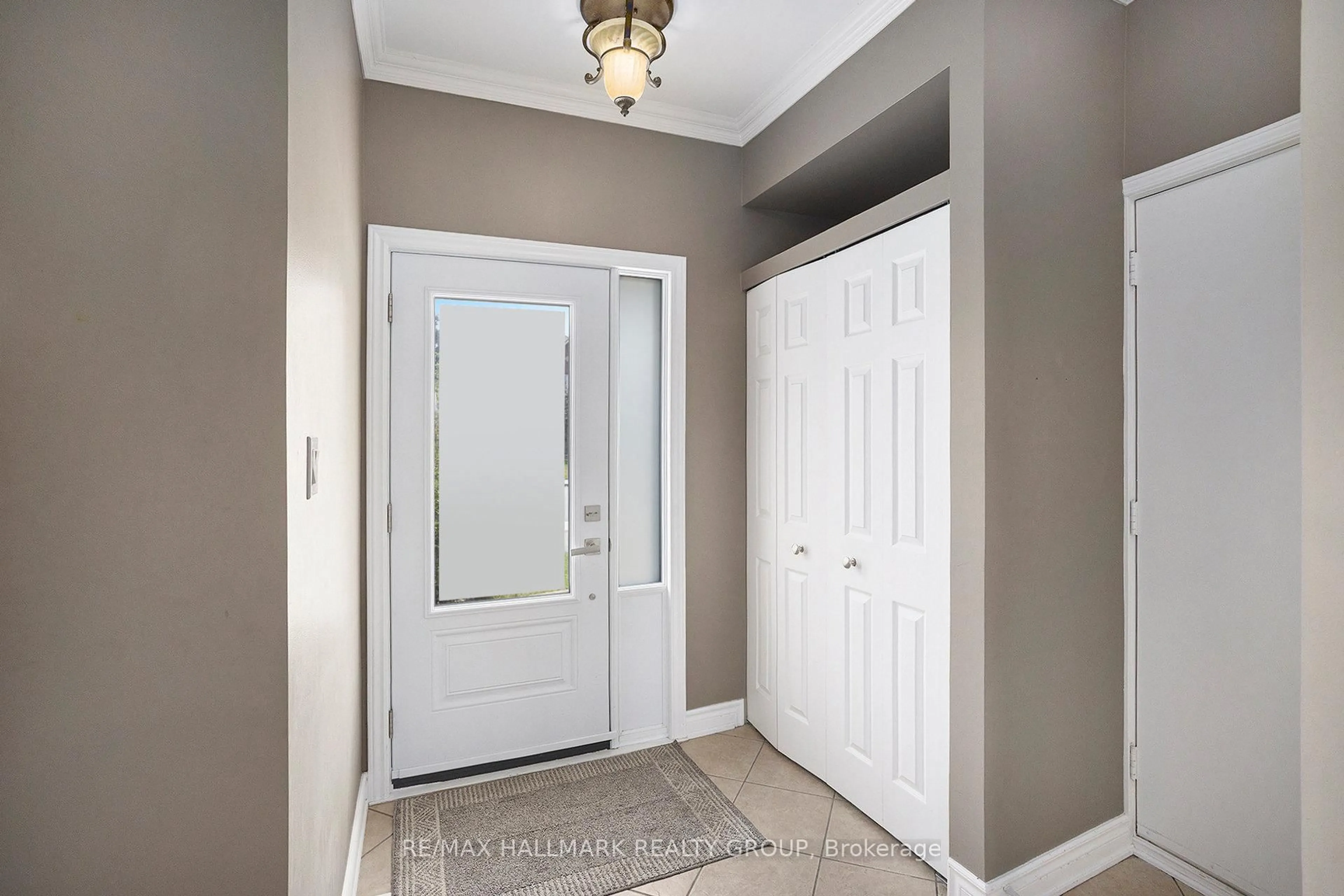 Indoor entryway for 314 STONEWAY Dr, Ottawa Ontario K2G 6G9