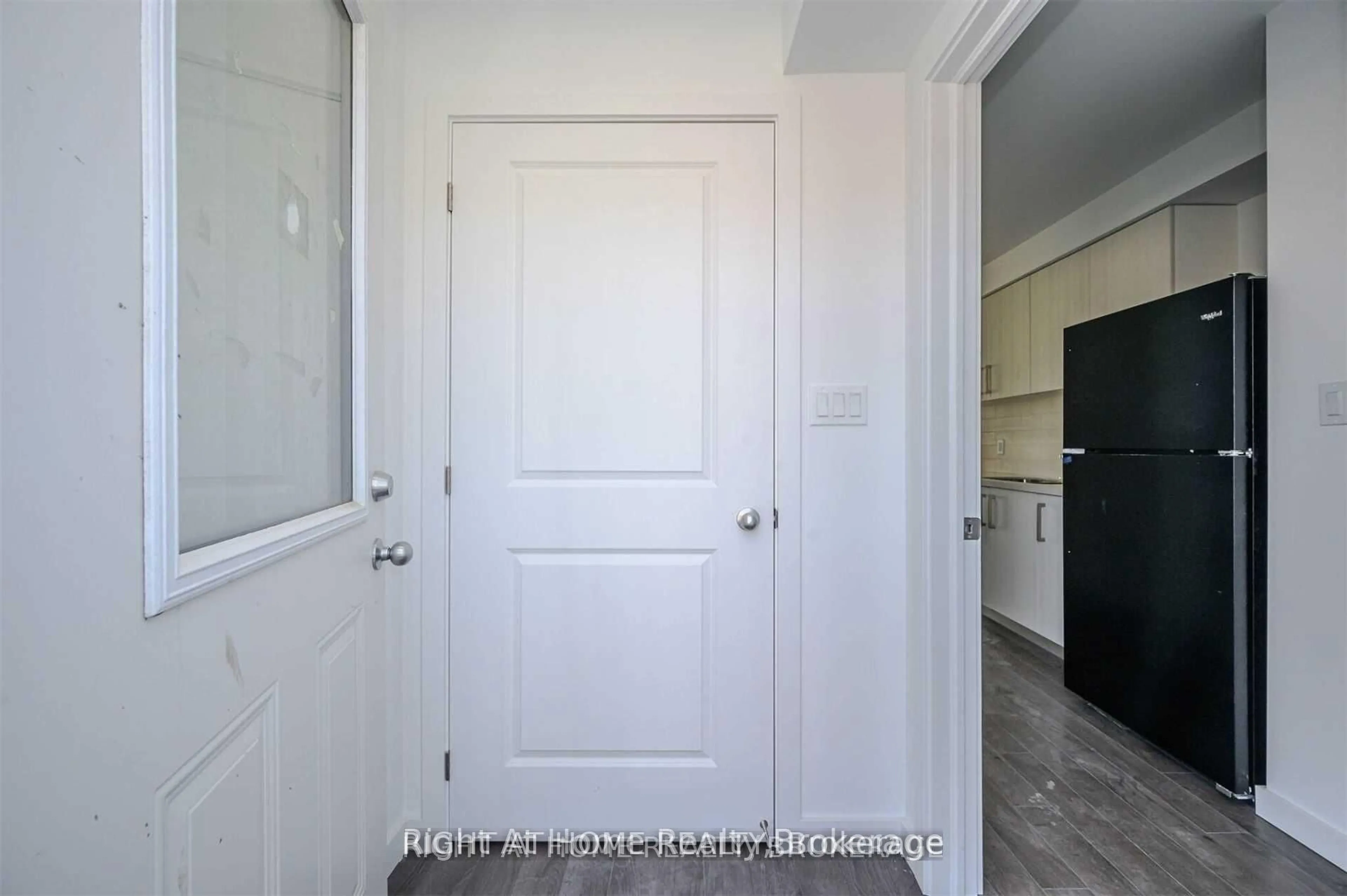 Indoor entryway for 400 Alberta St, Welland Ontario L3B 0K5