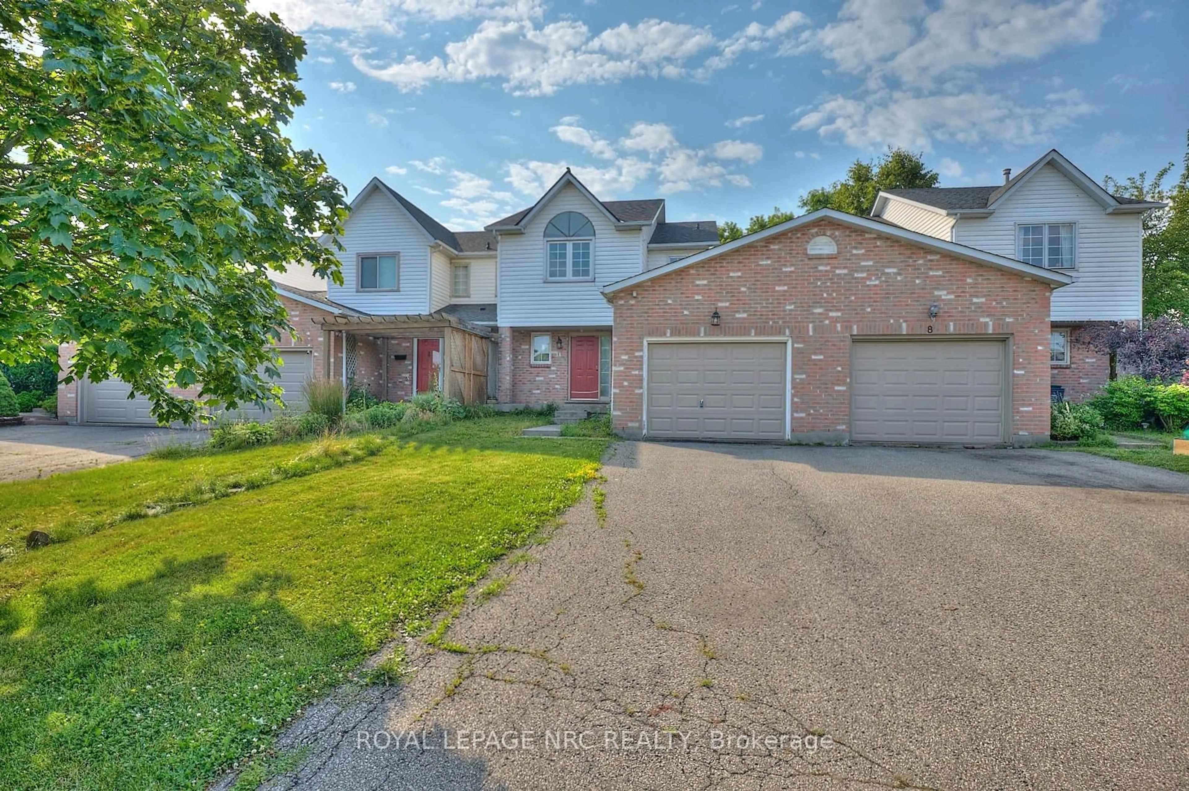 A pic from outside/outdoor area/front of a property/back of a property/a pic from drone, street for 14 Buss Crt, Thorold Ontario L2V 5B1