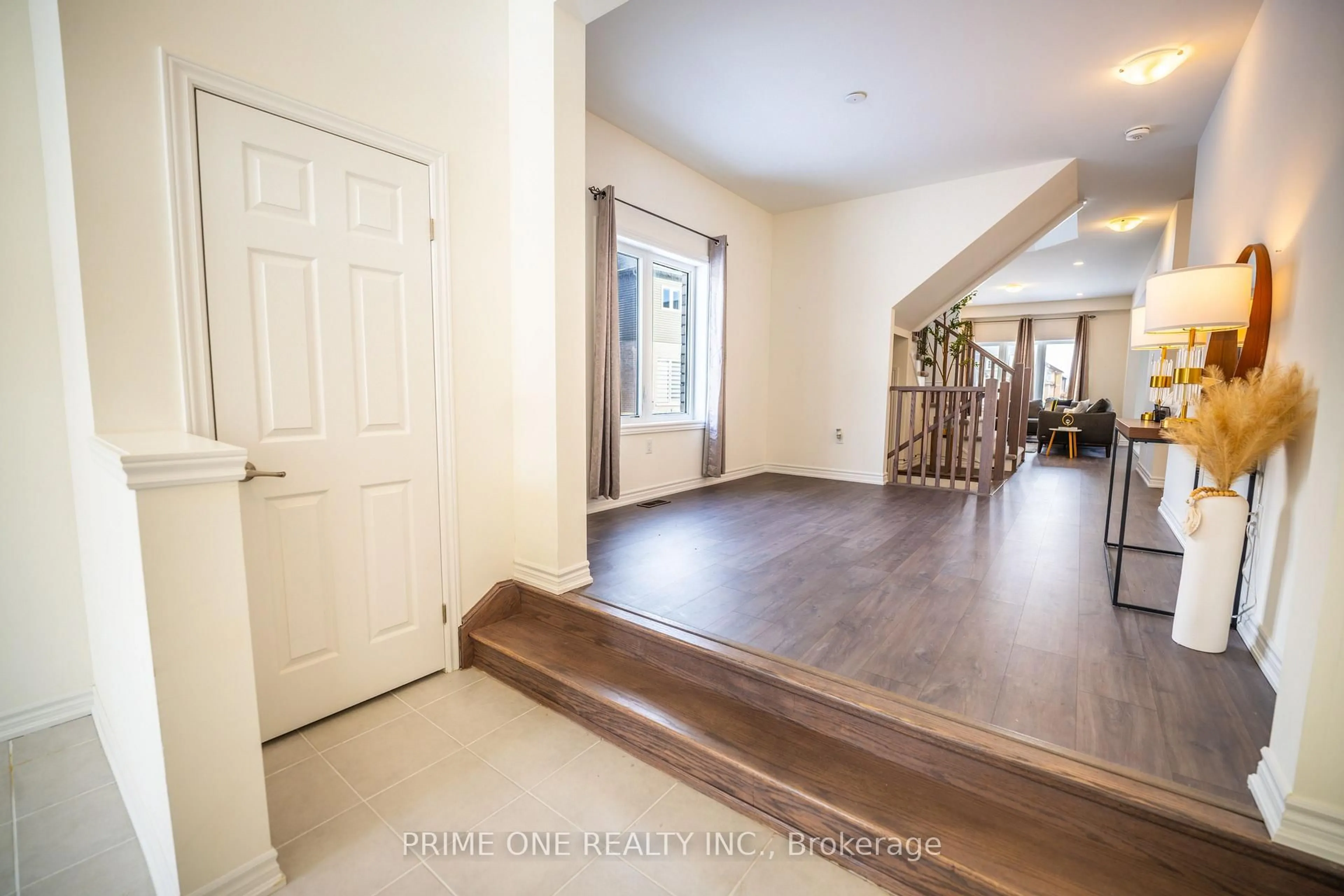 Indoor entryway for 4 Tooker Dr, Brant Ontario N3T 5L8