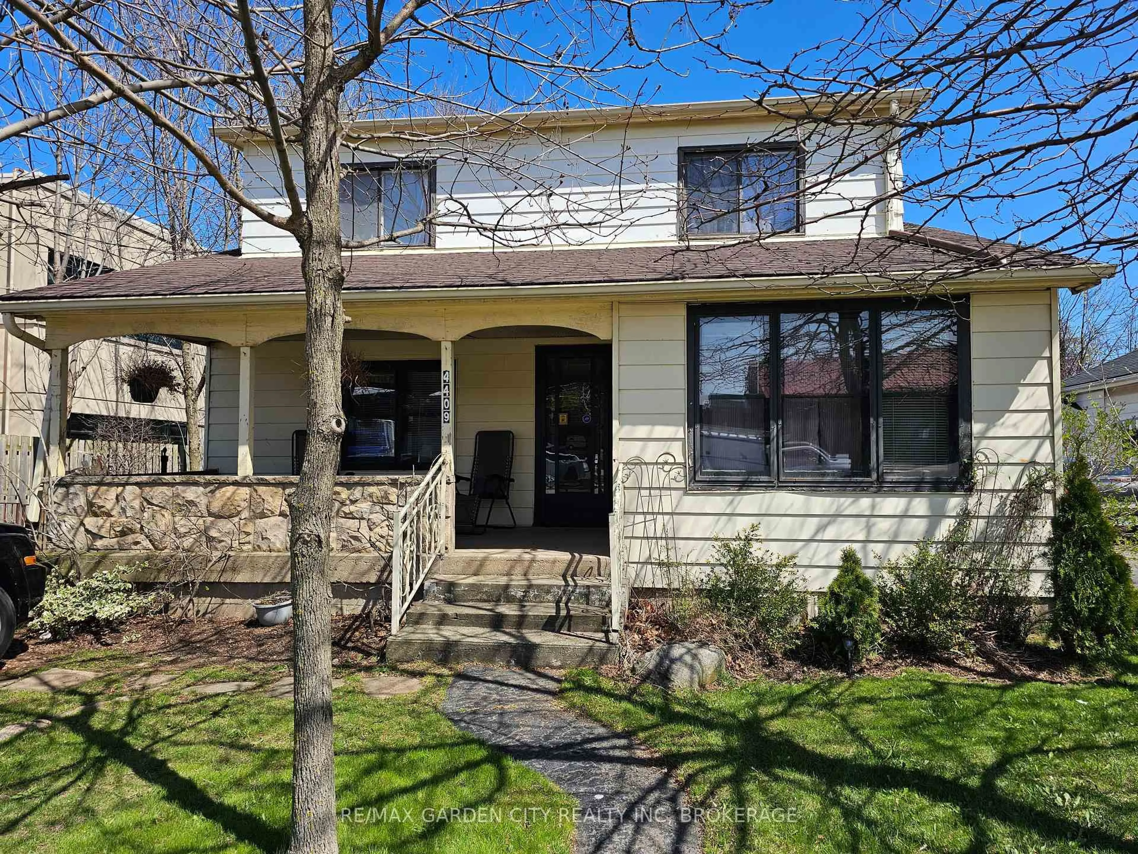 Home with vinyl exterior material, street for 4409 Ontario St, Lincoln Ontario L0R 1B5