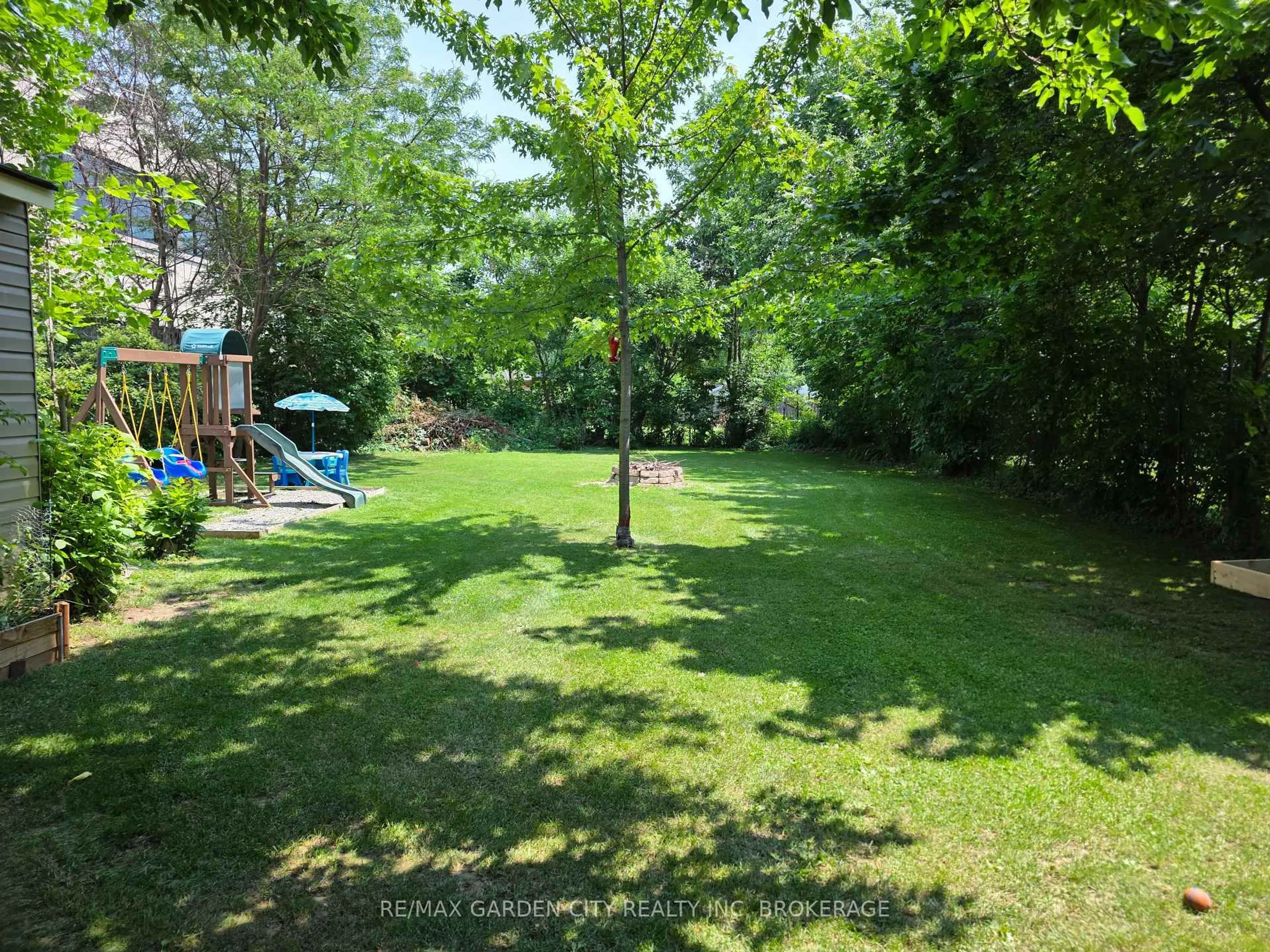 A pic from outside/outdoor area/front of a property/back of a property/a pic from drone, forest/trees view for 4409 Ontario St, Lincoln Ontario L0R 1B5