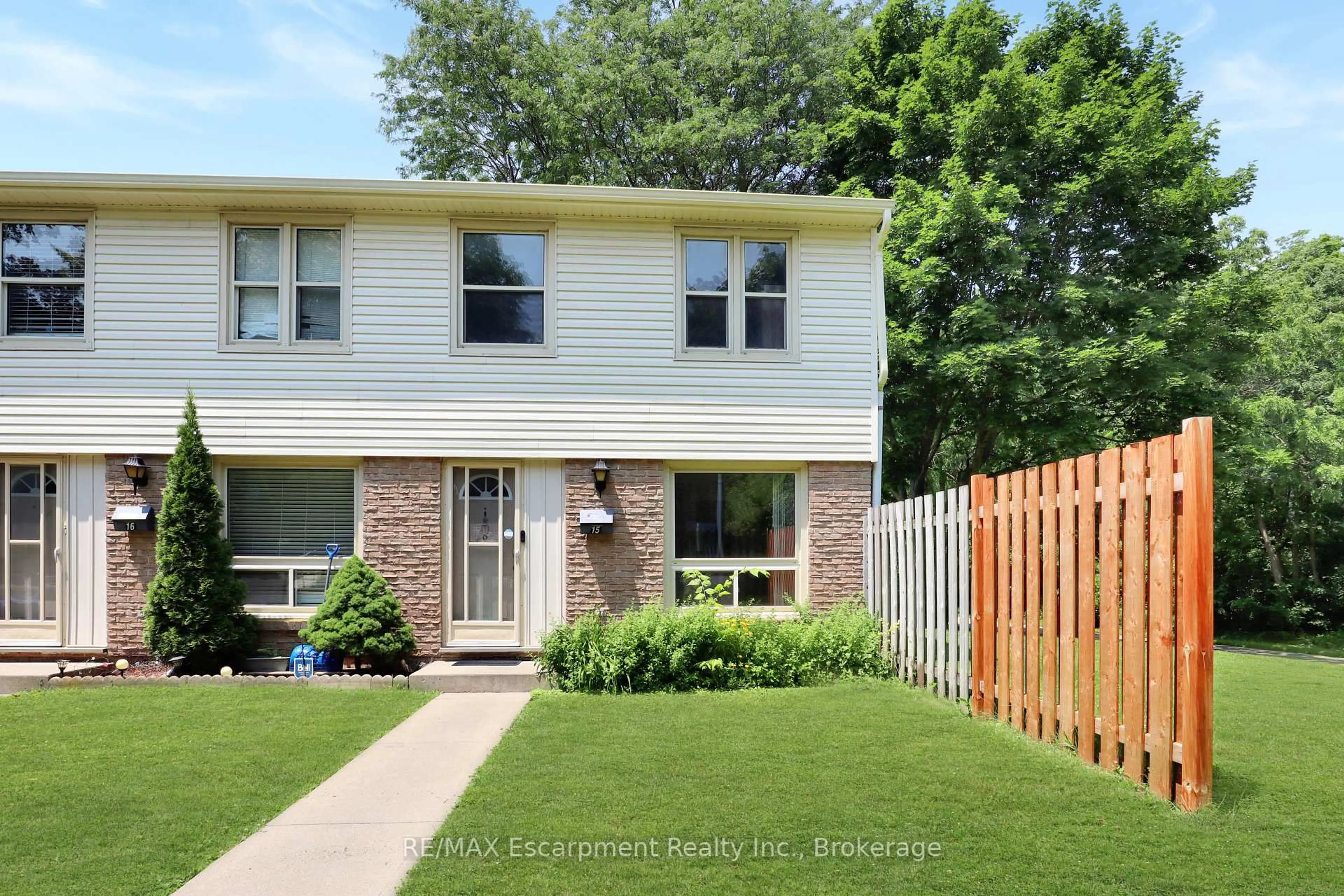 Home with brick exterior material, street for 165 Green Valley Dr #15, Kitchener Ontario N2P 1K3