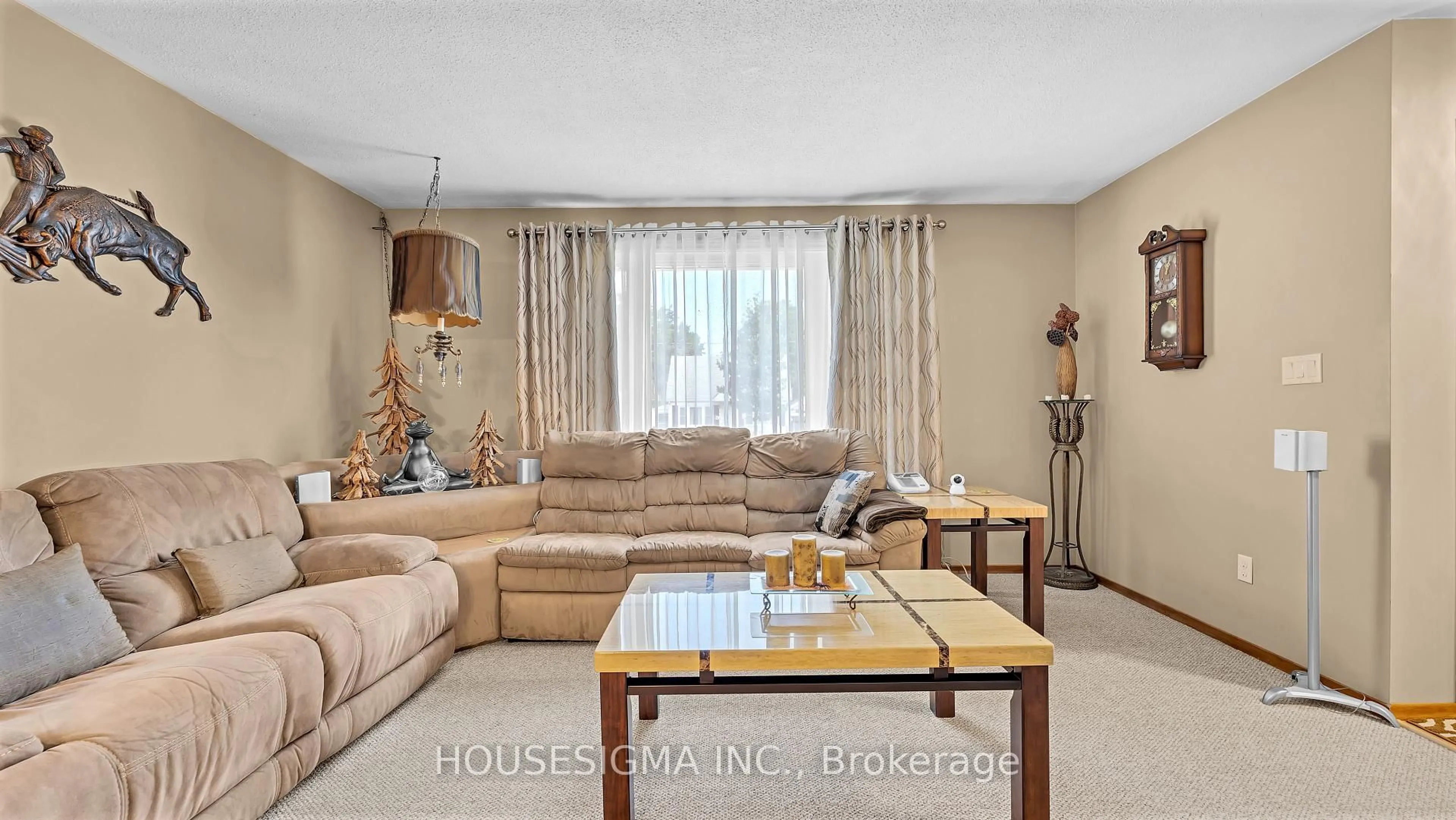 Living room with furniture, unknown for 143 Chestnut St, St. Thomas Ontario N5R 2B3