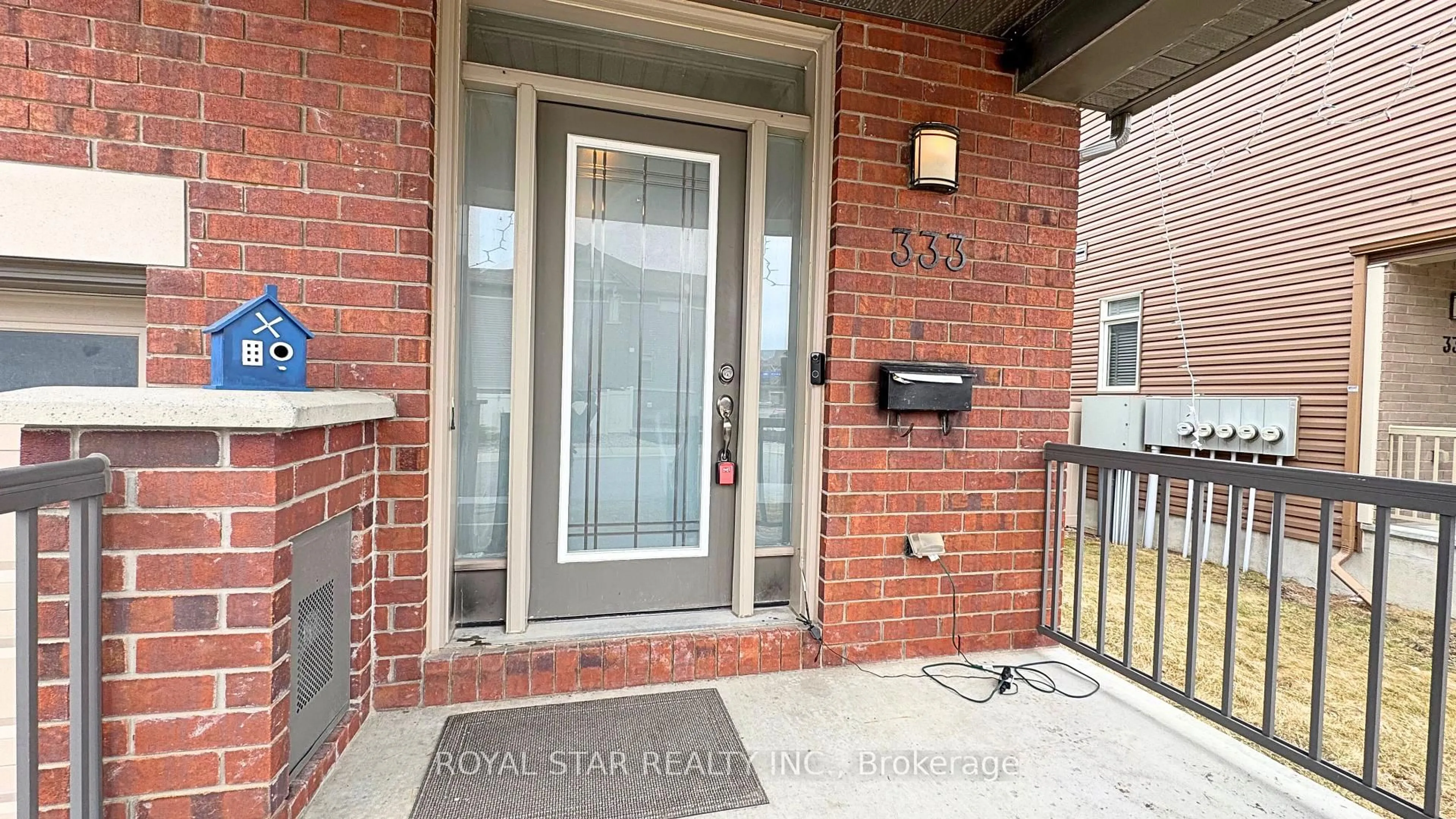 Indoor entryway for 333 Tulum Cres, Ottawa Ontario K2S 0V9